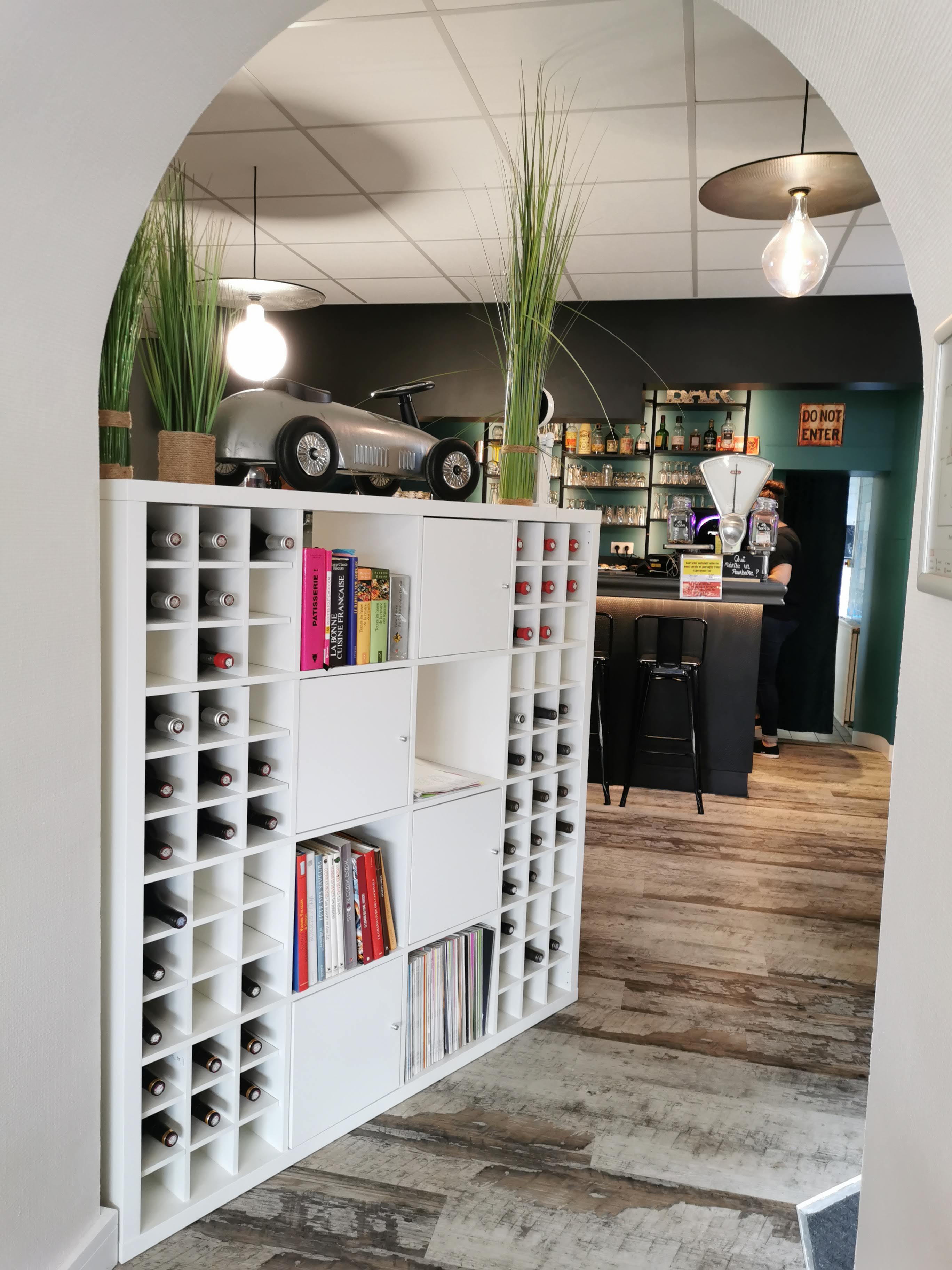 Restaurant, pizzeria en activité depuis 2008. Idéalement situé sur axe très passant.
Situé à 15 Min du Puy du Fou , Limitrophe 3 départements Deux Sèvres Maine et Loire et Vendée. (proche cholet 49) , Situé à 1h15 de la côte vendéenne.( 45 Min de Nantes La Roche-sur-Yon et Angers.) Activité annuelle mais aussi saisonnière avec le tourisme du Puy du Fou. Établissement disposant d'une capacité de 40 places assises avec une petite terrasse d'une quinzaine de couverts. Ensemble Remi Au goût du jour, en 2021. Materiel récent Quelques petits travaux de rafraîchissement pour la cuisine à faire . 
Clientèle locale Très fidèle.
Auparavant ouvert du mardi au dimanche midi, Et les vendredis soir à samedi soir et dimanche soir Forte demande.
A l'heure actuelle, ouvert uniquement du lundi au vendredi 12h00 et le vendredi soir. Possibilité et forte demande pour revenir aux horaires d'avant .Installation d'un distributeur à pizza depuis octobre 2025 Très bonne rentabilité. 
Idéal pour couple .
Actuellement 2 revenus de gérance Avec des salaires plutôt satisfaisants, Un apprenti cuisine, un mi-temps en salle. Vente Pour cause personnelle.