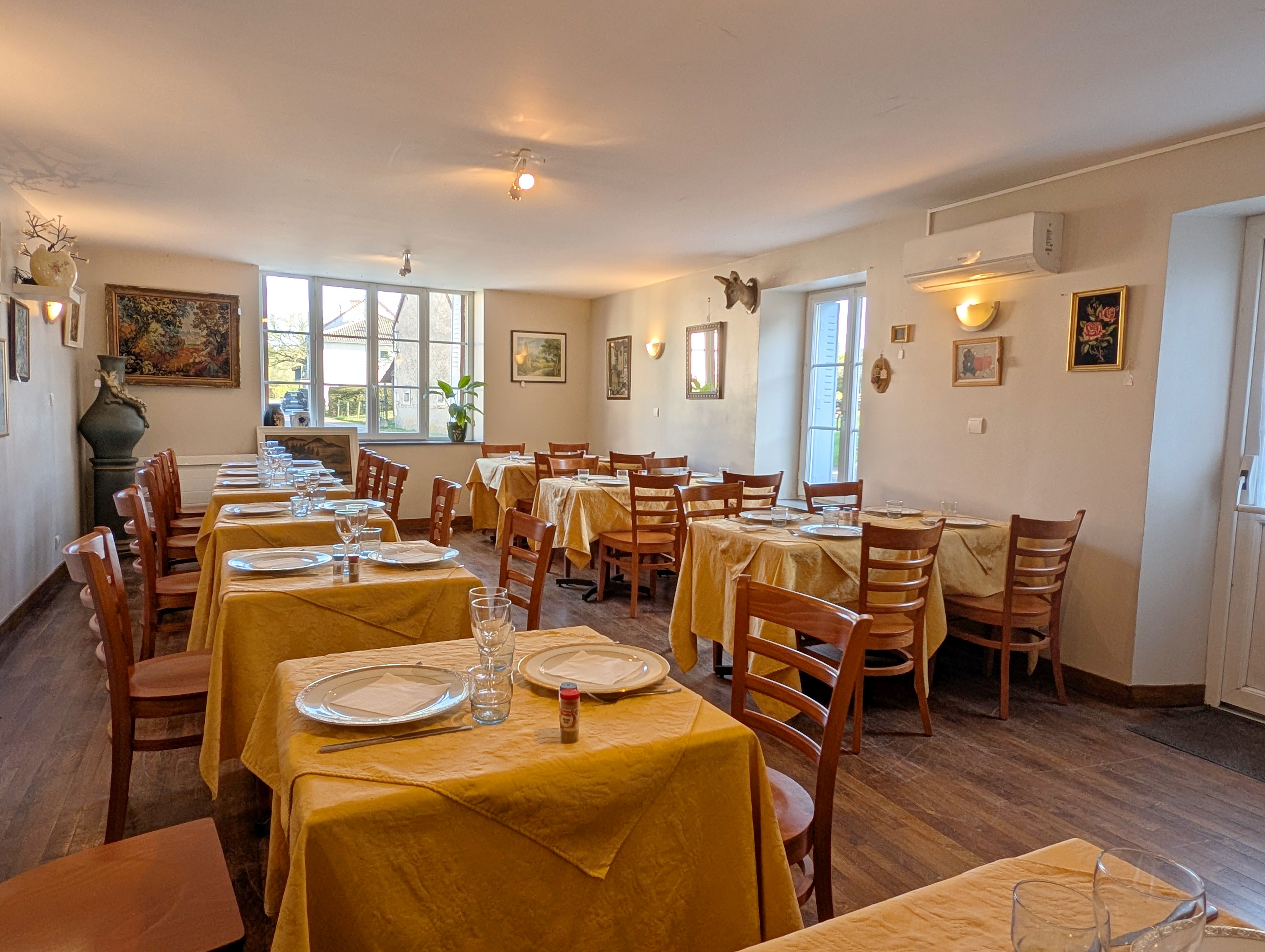 Fond de commerce Bar, restaurant, pizzéria, traiteur.

Capacité de 45 couverts au total au bar et en salle avec son four à pizzas au bois.

Appartement de 3 pièces au 1er étage comprenant un salon, deux chambres, une salle de bain.

Bail commercial de 9 ans en cours, affaire saine qui peut être encore développée.

Vigoux est une petite commune bien située à seulement 5 mn de l'autoroute, 10 mn d'Argenton-sur-Creuse, 30 mn de Châteauroux.