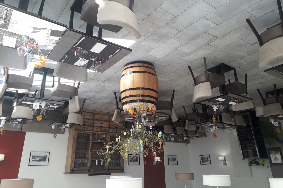 Fond de commerce hôtel restaurant bar situé à 6 kilomètres de la Belgique. 
Établissement entièrement rénové en 2017 ,composé d'un bar ,restaurant de 80 m2,cuisine professionnelle, 2 wc dont 1 handicapé, terrasse côté rue et terrasse côté rivière, appartement de fonction de 160 m2 et également 8 chambres d'hôtel rénovées, garage et réserve. Belle affaire saine et à développer.