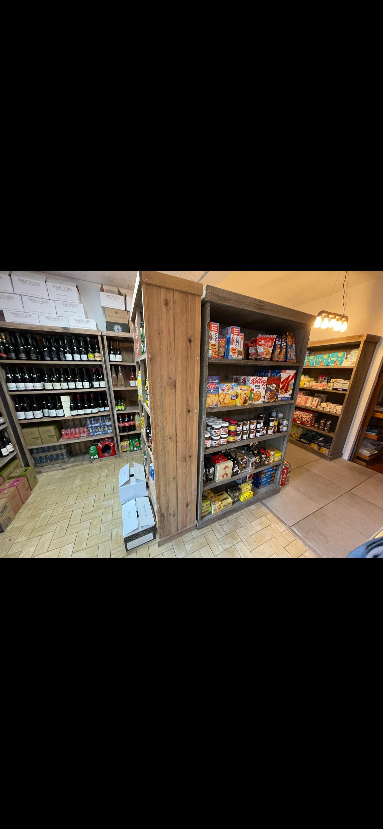 L’épicerie des pierres dorées est située à Charnay, un village pittoresque du beaujolais dans le Rhône.
Nichée sur la place du château elle bénéficie d’un cadre authentique au cœur de la région des pierres dorées réputée pour ses paysages vallonnés et ses bâtiments en pierres dorées.
Entourée de vignes et imprégnée d’un riche patrimoine historique, elle est également proche de Lyon (environ 30 km) attirant aussi bien les habitants locaux que les visiteurs en quête de produits du terroir et d’une ambiance typiquement beaujolaise.
L’épicerie dispose d’un emplacement privilégié dans un village dynamique de plus de 1000 habitants et de plusieurs commerces( bar, tabac,presse restaurants,boulangerie, coiffeur pôle santé etc…
Le fonds de commerce est exploité en tant qu’épicerie mais possibilité de transformer le local en autre type de commerce selon votre projet.
Une opportunité rare avec un loyer très bas.