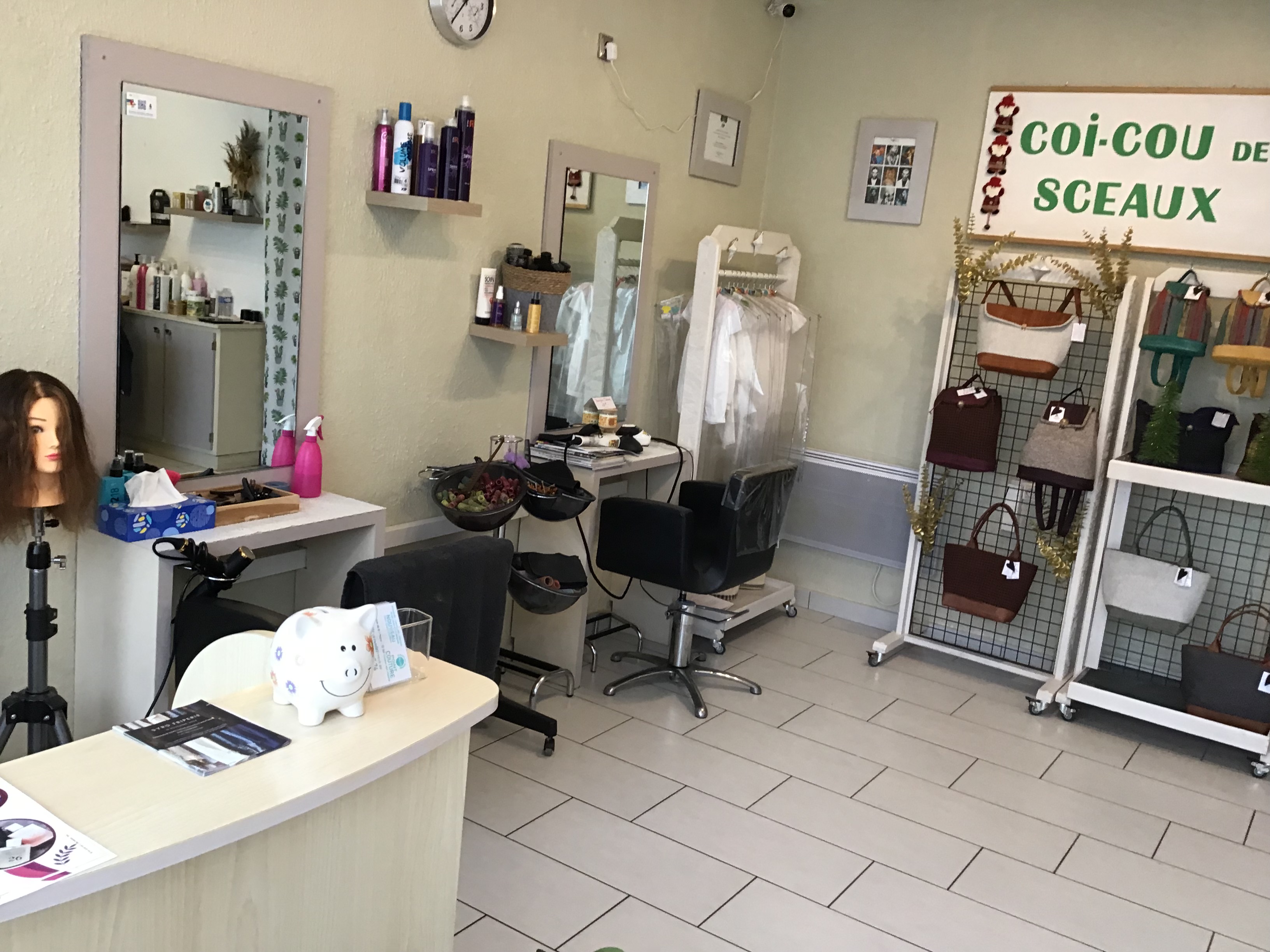 Salon de coiffure sur 25 m2 +WC+arriere boutique a reprendre gratuitement !!                                                                                              Situé dans un petit bourg dynamique sur axe  très passant  disposant  1 école, garderie,épicerie,boulangerie, 2 restaurants, 2 garages auto,1 hôtel , 1 entreprise agroalimentaire réputée employant + de 400 personnes.                                                                300 € loyer mensuel pour le local commercial seul.                              680 € loyer mensuel pour le local commercial +appartement 3 pièces à l’étage + cuisine en bas + garage + cave                          NOTA: le local se situe sur l’axe passant du village avec espaces de stationnement aisés et peut être utilisé pour toute AUTRE ACTIVITÉ ( a convenir)  toutes informations complémentaires au 0618289275