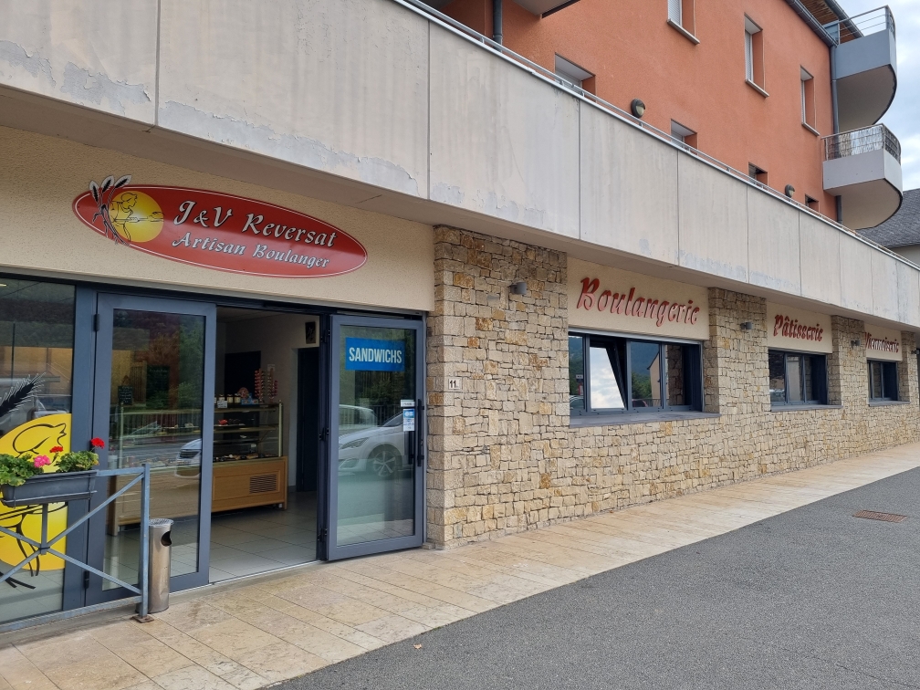 Vends fond de commerce boulangerie pâtisserie viennoiserie située au 11 bis avenue du Gevaudan à Badaroux en Lozère au bord de la nationale 88 à proximité d'un bar tabac et d'un restaurant avec un grand parking. Il s'agit dun village de 1 000 habitants avec 2 écoles, une crèche, un salon de coiffure, un cabinet de kinésithérapeute.  La superficie du magasin et de l'atelier réunit est de 180 mètres carrés avec une cave à disposition.  Le prix du fond de commerce est de 110 000 euros. CA 140 000 euros. Le loyer des murs est de 1 500 euros mensuel, avec possibilité de racheter les murs. Fort potentiel de développement.