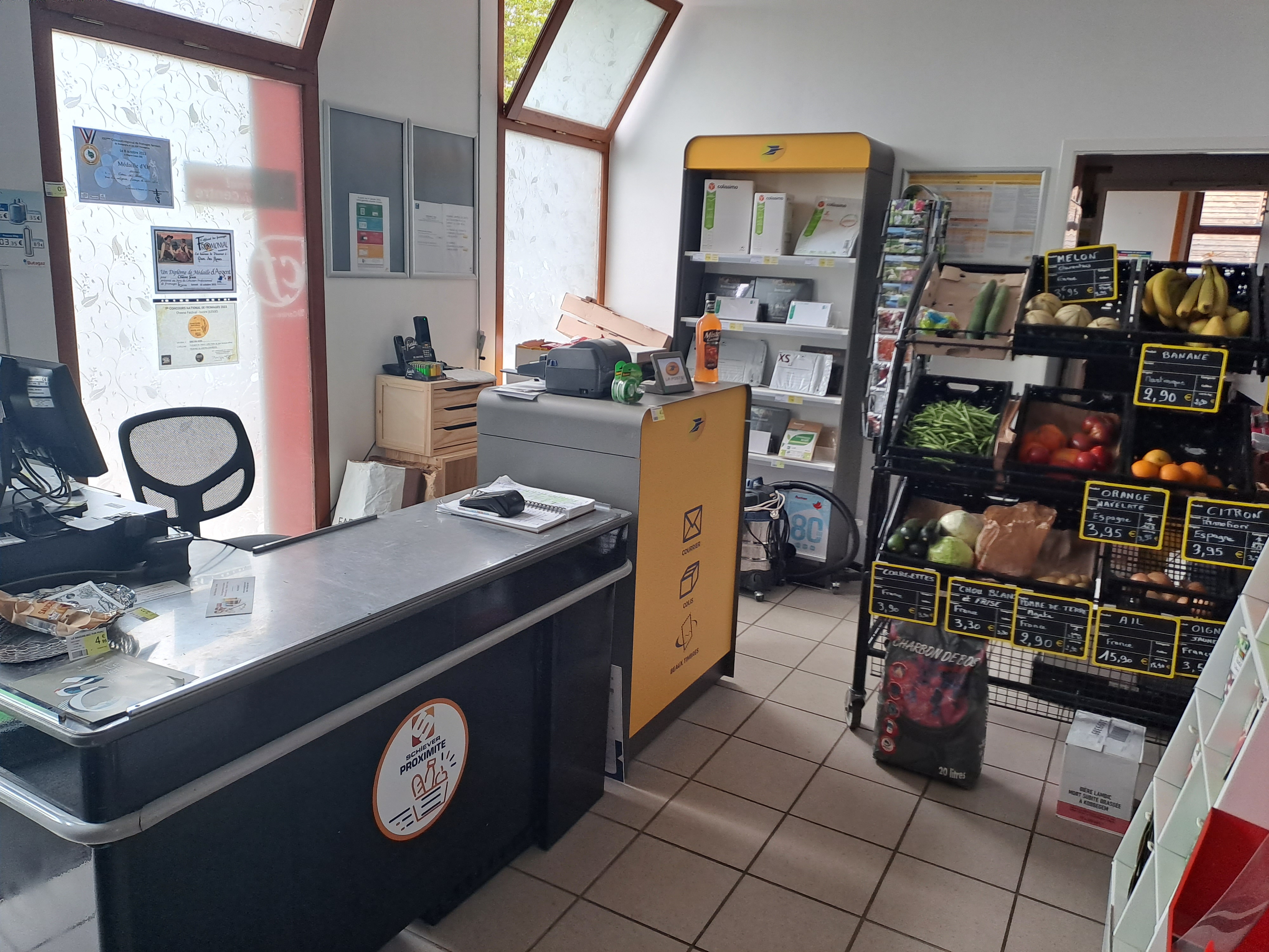 Vous souhaitez vous lancer dans le commerce de proximité ?
Vous recherchez un cadre de vie de qualité ?

Le bar, restaurant, épicerie de Tazilly, dans la Nièvre, cherche un repreneur du fonds de commerce et du logement communal. Le commerce est le dernier du village et est situé en centre-bourg.

LOCALISATION
Tazilly est un charmant petit village de 200 habitants, avec ses hameaux, situé aux portes du Parc Naturel du Morvan, au sud-est de la Nièvre, dans la communauté de communes Bazois Loire Morvan. Riche de ses patrimoines naturels et culturels situés au centre de la Bourgogne, le territoire est attractif et dynamique, au cœur d’une région préservée, non loin des grands lacs du Morvan (Panneciere et des Settons) et du Canal du Nivernais. Le village est situé à 20 min de la station thermale de St Honoré les Bains et à 40 min du site historique et touristique de Bibracte, vieux de plus de 2000 ans, qui attire plus de 80 000 visiteurs par an. Le territoire accueille plusieurs festivals et est très vivant grâce au tissu associatif et sportif important.

L'ENTREPRISE
- Commerce multiservice (bar, restaurant, épicerie, gaz, journaux, dépôt de pain, agence postale)
- Capacité de 34 couverts
- Licence IV
- Accès PMR
- Belle Terrasse avec vue, équipée de parasols - possibilité de 20 places assises
- ZRR (Zone de Redynamisation Rurale), exempt d'impôt sur la société sur les 5 premières années et dégressif jusqu'à la neuvième année.
- Chiffre d'affaire total de 193 000 € 
- EBE (Excédent brut d'exploitation) de 42 000 € 
- Parking
- Clientèle fidèle dans un rayon de 10 à 15 km, estivants et locaux
- Réel potentiel de développement, dans un environnement favorable à la fréquentation touristique, sous réserve de renforcer l’équipe actuelle pour profiter pleinement de l’affluence et amplifier la présence numérique
- Beaucoup de choix dans l'épicerie, y compris en produits locaux
- Diagnostic transmission réalisé par la CCI
- Bail commercial 150 € mensuel ;
- Versement par la commune d’une indemnité pour service « dépôt de pain » de 125 € 
- Fonds de commerce à vendre 50 000 € à débattre

EQUIPEMENTS
- mobilier
- vaisselle
- matériel de cuisine et de caisse

DESCRIPTION DES MURS
Commerce rénové en 2021
- salle de restaurant : 53 m²
- cuisine : 8 m²
- épicerie : 40 m²
- réserve : 6,5 m²
- sanitaires : 6,5 m²
- placard, chaufferie

Appartement d'habitation rénové récemment, non meublé, loué par la mairie
- 3 chambres
- 1 salle à manger/cuisine
- 1 salle de bains
- 1 bureau
- débarras
- grenier
- caves
- terrain

Chauffage au gaz, assainissement collectif

DANS LE VILLAGE
- Commerce multi-services
- Domaine de Chigy (hébergement en château et camping)
- Artisans

A PROXIMITE, LUZY (6 KM)
Professionnels de santé, cabinets infirmiers, pharmacies
Restaurants, bars
Commerces divers (grandes surfaces, magasin de producteurs, boulangeries, tabac-presse, magasins de bricolage, coiffeurs, garages, etc)
Marché le vendredi (foire le 1er du mois)
Services (banques, agence postale, notaires, taxis, artisans, office de tourisme)
Ecoles, collège, centre social, garderie
Equipements sportifs
Associations diverses
Musée
Médiathèque


Découvrez plus d'informations sur le territoire en visitant le site internet de la Communauté de Communes Bazois Loire Morvan et l'office de tourisme Rives du Morvan : 
https://www.bazoisloiremorvan.fr/
https://www.rivesdumorvan.fr/