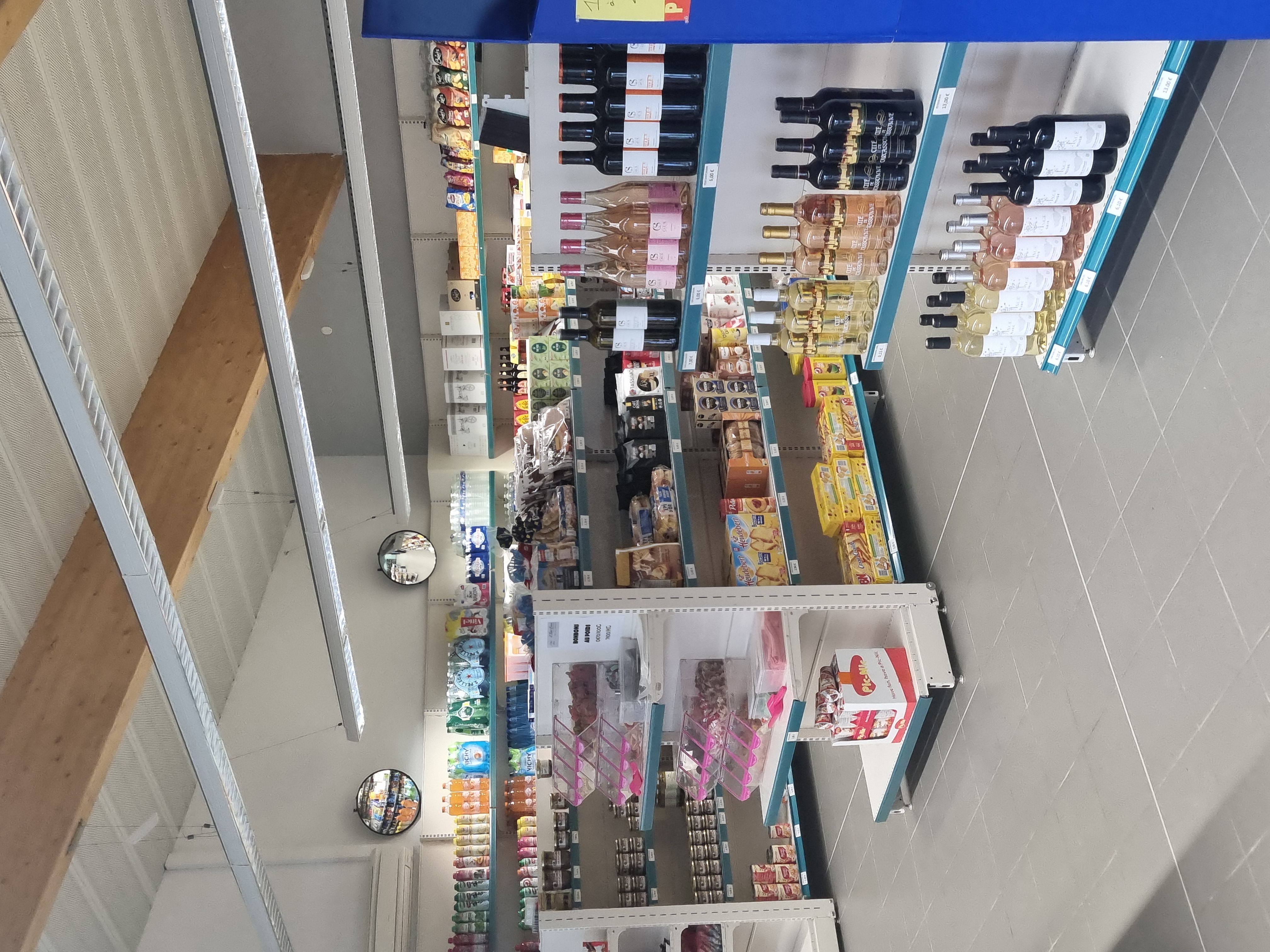 Cause changement de situation, vends épicerie de proximité située au coeur du village. Commerce connu localement, avec potentiel de développement.
local loué à la mairie.
Local prêt à l'exploitation (env 140m2 en surface commerciale + 1 réserve, 1 chambre froide, 1 garage, 1 sanitaire).
idéal pour une reconversion professionnelle, couple ou personne seule.
actuellement alimentation générale, dépôt de pain, presse, gaz, coin pause café en terrasse ou intérieur, rôtisserie...
PV : 60000€ + stock (à définir lors de la signature)