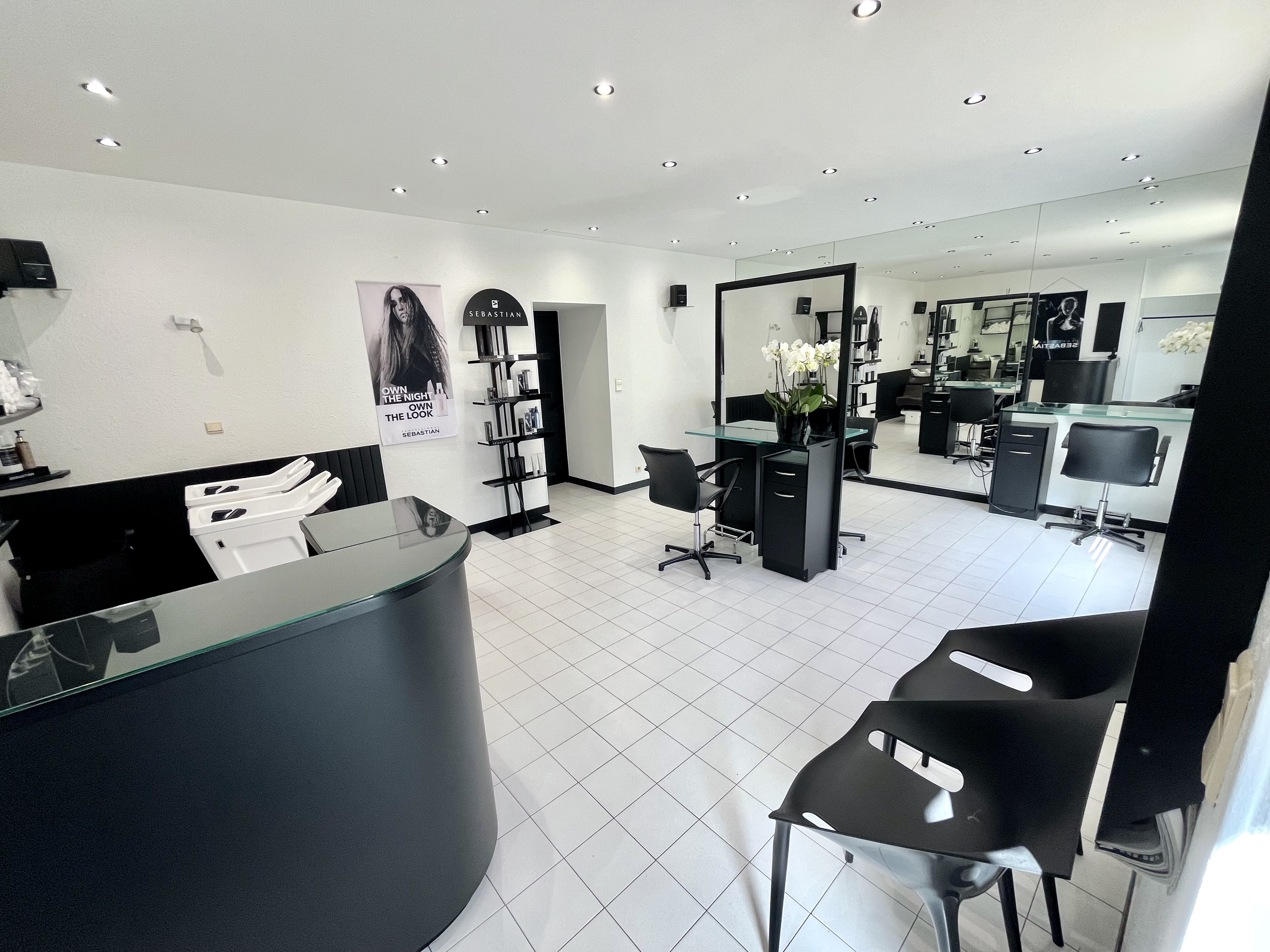 - Dpt Haute-Savoie (74)
- Salon de coiffure à vendre Lullin, 53’000€

Proche de la Suisse, excellent emplacement en plein coeur d’un village dynamique, entouré de nombreux commerces variés avec stationnements faciles et gratuits.

Le salon exploité depuis 29 ans bénéficie d’une clientèle mixte et établie (locale, frontalière et touristique).

Le salon dispose de 4 postes de coiffage, 2 bacs de shampoing (28m2) et d’un laboratoire (20m2) ainsi qu’une réserve de 9m2.

Beau potentiel de développement possible car le chiffre d’affaire est réalisé par une seule personne.

Local coiffure rénové récemment permettant de démarrer l’activité rapidement.

- Devanture agréable
- Faible loyer et charges
- Pas de facture d’eau (grace à une source)
- L'accompagnement et présentation à la clientèle sont possible