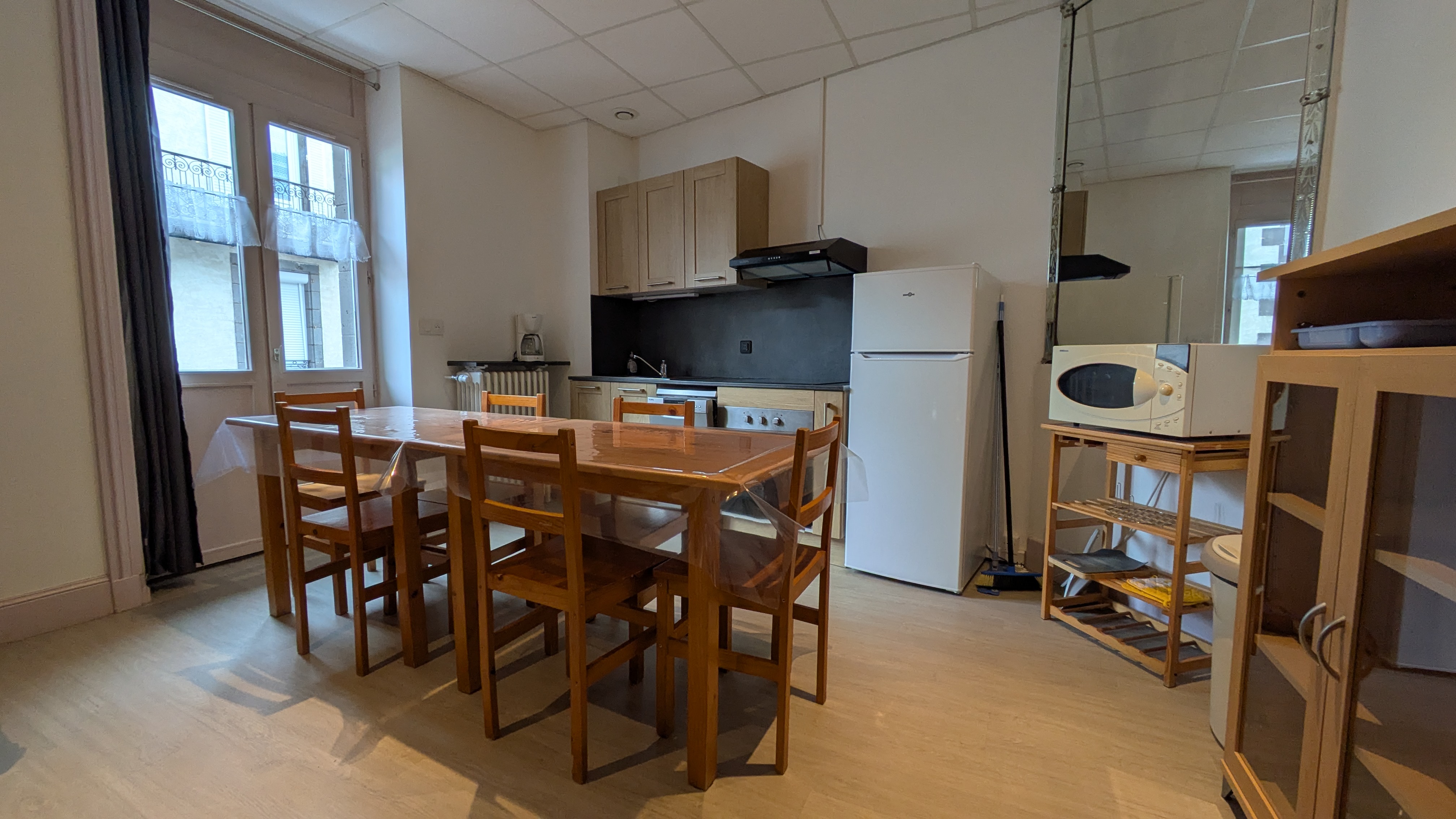 Situé en centre-ville du Mont Dore, à 200 m des Thermes et à proximité de tous commerces, nous vendons notre Résidence, composée de 10 logements en location saisonnière, allant du studio de 20 m² au logement familial de 53 m², répartis sur  2 immeubles communicants.

Le bâtiment principal dispose :
D’un grand sous-sol
En RDC : un accueil avec bureau et d’une loge privée de 18 m²
Sur chaque niveau 1, 2 et 3 : un studio de 20 m² et un appartement de 43 m²
Au 4ᵉ étage, possibilité d’un 11ᵉ logement.

Côté annexe :
En RDC : deux T1 de 23 m². Une chaufferie. Un local à ski. Un local machine à laver et un local de rangement.
Au 1er étage : un appartement de 53 m² et un local de stockage pour le linge.
Au second étage : un vaste appartement mansardé de 49 m²

La résidence dispose d’une petite cour privée, nous y installons un salon de jardin aux beaux jours.

Nous sommes propriétaires de la résidence depuis 2004 (11 ans d'hôtellerie + 10 ans de location de meublés), clientèle de curistes et saisonnière fidélisées, permettant une rentabilité et une continuité immédiate de l’activité.

Le Mont-Dore, par son dynamisme et celui de la communauté des communes, offre nombreuses activités aux sportifs et amoureux de la nature, ski, raquette, randonnées, trail, vélo, VTT, escalade, patinoire, Bowling, tyrolienne à virages, accrobranches, via-ferrata, piscine à 6 km (centre aquatique de la Bourboule), baignade en lac (commune de Chambon et de la Tour d’Auvergne), pêche, concerts, festivals de musique, visites culturelles, gastronomie ….

L’établissement Thermal du Mont-Dore accueil près de 9000 curistes par an. Il est la propriété de la Chaîne Thermale du Soleil comprenant 19 établissements. Il est spécialisé dans le traitement des affections respiratoires ainsi que dans le traitement des rhumatismes et de l’arthrose.

La situation géographique du Mont Dore est de premier choix, car situé au cœur du Parc Régional des Volcans d’Auvergne inscrit au patrimoine de l’UNESCO. 
La Dordogne prend sa source au Sancy (point culminant du Massif Central) et fait partie des réserves de Biosphère de l’UNESCO.
La commune est desservie par un réseau routier optimisé, grâce à sa proximité (17 km) avec l’autoroute A89 desservant Lyon et Bordeaux et les jonctions de cette dernière avec la A75 vers Montpellier, la A71 direction Paris et la A20 reliant Vierzon à Toulouse.

La saison touristique s’étend de Noël à la mi-novembre, les activités hivernales laissant place aux Cures Thermales d’avril à novembre, soit 10 mois d’exploitation sur 12. Le flux constant de locataires garantit des revenus réguliers et stables avec possibilité d’évolution. Les frais de fonctionnement sont contenus, cf DPE.

Envie de changer de vie, d’autonomie ou d’investir dans l’avenir, ce bien est fait pour vous.
Contactez-nous pour plus de renseignements !!!