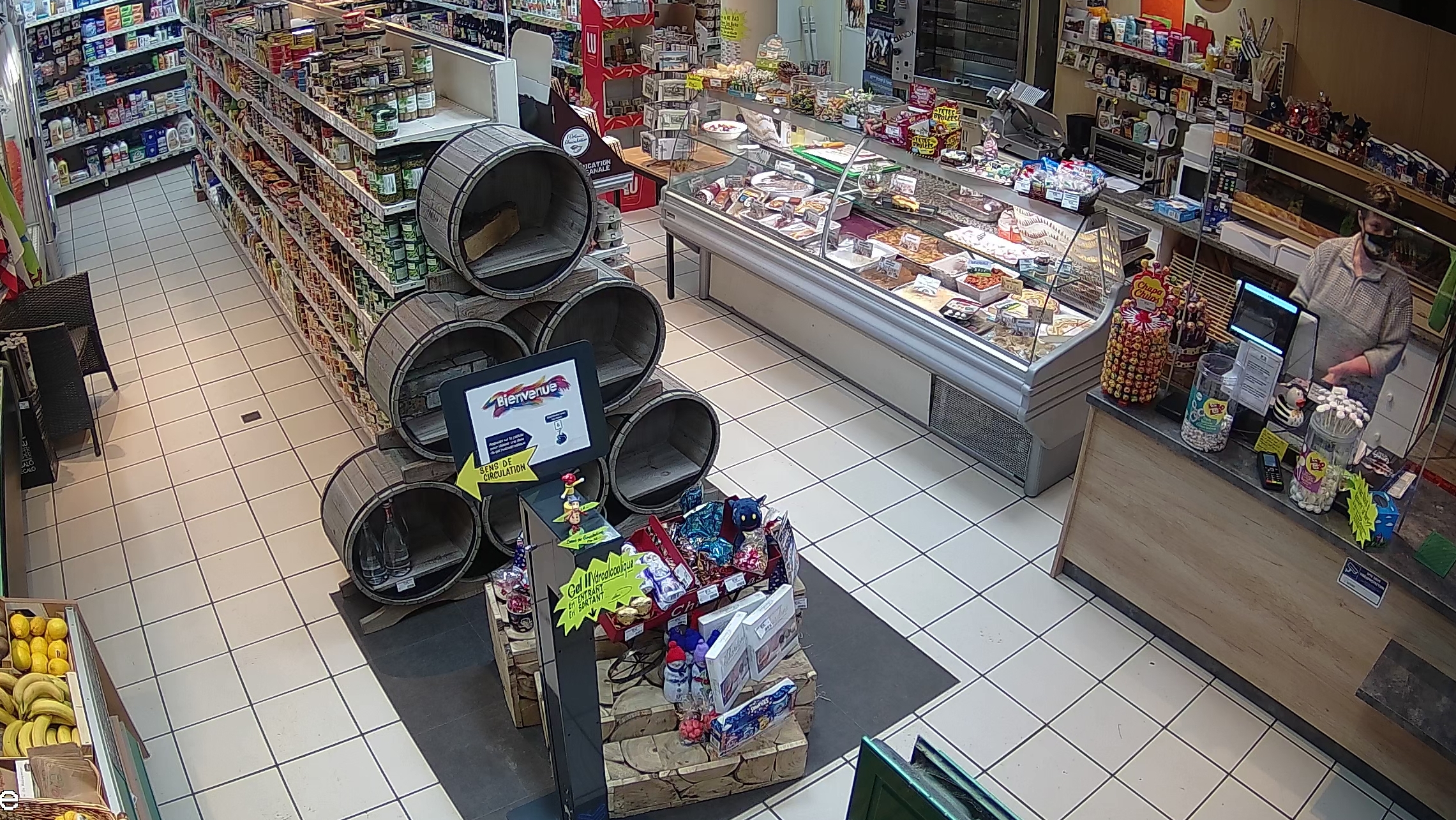 Vente d'un fonds de commerce multiservices situé dans le bourg de Commana (29), commune rurale et touristique du Finistère, au cœur des Monts d’Arrée.

Ce commerce de proximité comprend :
- Un espace bar-tabac (avec les licences nécessaires à l'exploitation de l'activité)
- Supérette Halles Dis (indépendante)
- Dépôt de pain
- FDJ & jeux de grattage
- Snack (rôtisserie, pizzas, sandwichs, etc.).

Activité saine et rentable, implantée depuis de nombreuses années dans le village, bénéficiant d'une clientèle locale fidèle (habitants, artisans, touristes).

Les + du commerce :
- Logement sur place possible (200€ par mois)
- Loyer modéré (480€ par mois)
- Parking sur place
- Espace terrasse extérieure aménageable
- Unique commerce alimentaire sur un vaste secteur
- Activité diversifiée (plusieurs sources de revenus).

Potentiels de développement :
- Animations / événements locaux
- Développement produits locaux et souvenirs
- Activité snack / petite restauration à renforcer
- Développement des produits à la coupe (charcuterie, boucherie, fromages, plats du jour/traiteur)
- Service de click & collect et/ou de livraisons à domicile.

Les murs du local commercial et du logement à l'étage sont également disponibles à la vente.

Idéal pour un couple ou une personne seule en reconversion professionnelle, souhaitant une activité polyvalente en milieu rural.

Accompagnement possible à la reprise par la cédante selon l'échéance du projet et le souhait du repreneur.

Commerce fonctionnel immédiatement, situé dans un cadre de vie rural recherché du Finistère.