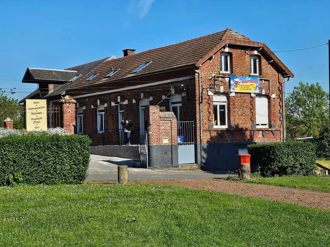 !!!!! Affaire à saisir !!!!!!
Je vends mon fond de commerce situé dans un village dynamique Honnecourt sur Escaut ( village de 700 habitants à 15 km de Cambrai).
Aucune concurrence dans un rayon de 7 km. 
Activités 
Épicerie multi services ( produits locaux)
Vente de gaz 
Relais colis 
Bar 
Petite restauration.
Possibilité de développer encore plus l'activité avec de la restauration avec une pièce non exploiter environ 60 m2 avec les murs entièrement carrelés ( besoin d'un petit rafraîchissement)
Grande terrasse privée env150 places et parking au portail 
Côté chiffre la petite boutique n'a pas a rougir !!!!!!
Loyer très faible - de 500€ (poubelle et impôt inclus)
Possibilité d'habiter a l'étage.
N'hésitez pas à me contacter pour plus de renseignements 
J'en demande 45 000 € ( ils seront rentabilisé avant 1 ans)