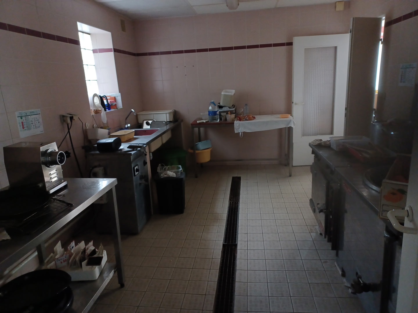 Vends boucherie-charcuterie et services  entre Blois et Vendôme. Sur localité réellement vivante, en coeur de bourg avec parkings. Chiffre d'affaires : 130 000 euros  dont 10 000 euros en commissions (tabacs, relais CA, etc...). Approvisionnement en proximité. Charges modestes : électricité : 2200 euros/an, loyer: 250 euros/mois. Surfaces généreuses : boutique de 65 m², laboratoire 30 m² et remise de 20 m². Locaux rationnels aménagés dans le cadre d'un projet communal. Fonds de commerce avec matériels : 43 000 euros. Logement F3 de 66 m² possible.