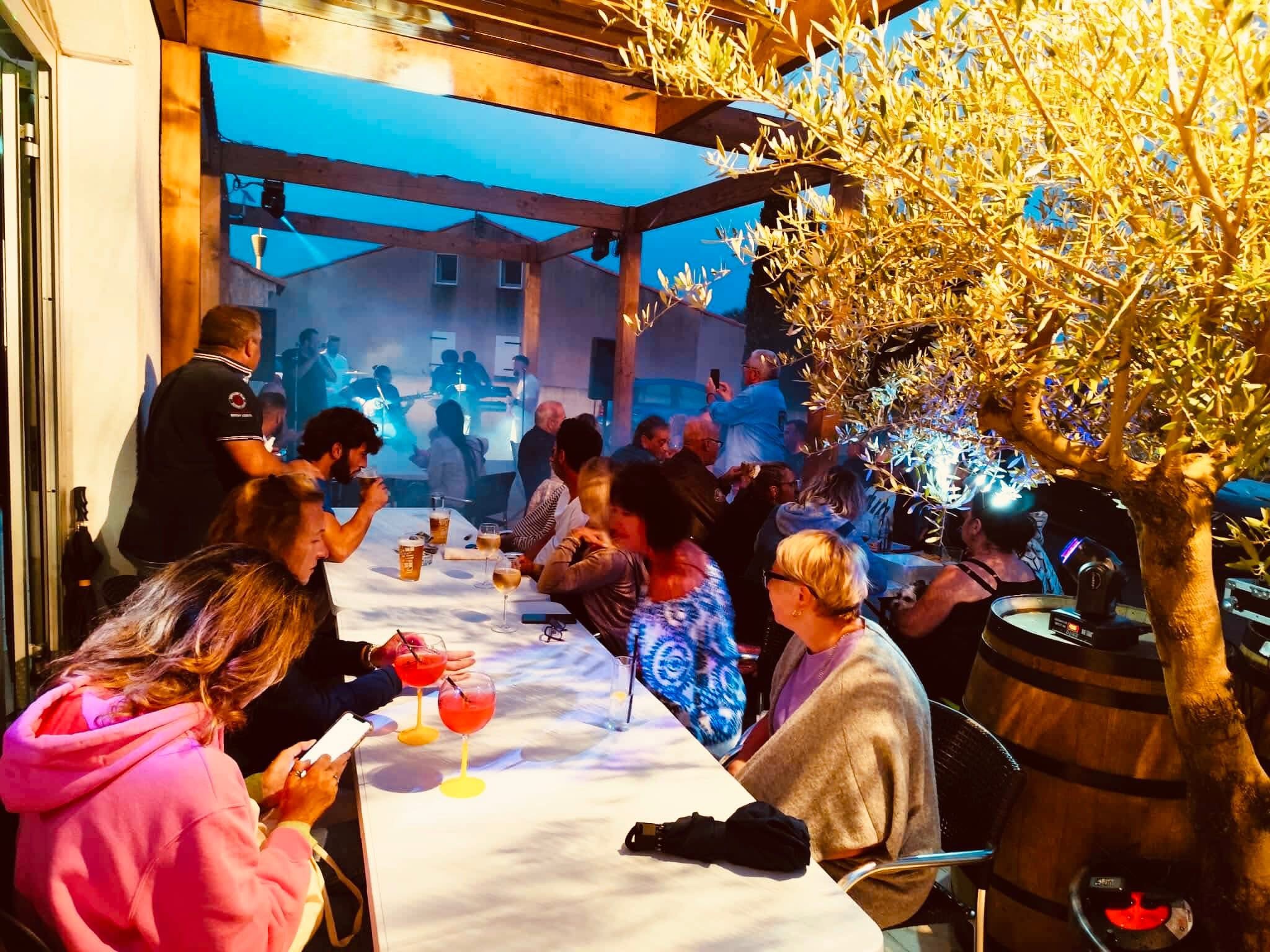 🍽️ À VENDRE – BAR / RESTAURANT / KARAOKÉ – LICENCE IV – OUVERT À L’ANNÉE – Gruissan
Opportunité rare dans station balnéaire dynamique !
À vendre bar – restaurant – karaoké bénéficiant d’une Licence IV, idéalement situé à Gruissan.
Établissement ouvert à l’année, avec une clientèle locale fidèle et un fort potentiel saisonnier grâce à l’attractivité touristique de la commune.
🔹 Les points forts :
Licence IV
Activité bar, restauration et soirées karaoké
Ouverture annuelle assurant un chiffre d’affaires régulier
Clientèle mixte : locale + touristique
Ambiance conviviale et festive
Affaire saine avec bases solides
🚀 Large potentiel de développement :
De nombreuses possibilités d’évolution :
Soirées à thème, concerts live, retransmissions sportives
Privatisations, anniversaires, événements d’entreprise
Développement de la restauration (formules, brunch, tapas, etc.)
Extension des horaires et animation saisonnière renforcée
🌍 En option : Développement national via site internet dédié
Possibilité d’acquérir en complément un site internet dédié au service traiteur événementiel, déjà structuré, offrant :
Visibilité et développement au niveau local et national
Organisation d'événements privés et professionnels
Source de chiffre d’affaires complémentaire indépendante de la saisonnalité
Fort potentiel d’expansion et de notoriété
Un véritable levier stratégique permettant de développer l’activité bien au-delà de l’établissement physique.
💼 Idéal pour :
Professionnel de la restauration, couple d’exploitants ambitieux ou investisseur souhaitant reprendre une affaire clé en main avec fort potentiel de croissance locale et nationale.
📞 Dossier complet, photos et éléments financiers disponibles sur demande.
Prix selon périmètre retenu (fonds de commerce seul ou avec site internet traiteur).