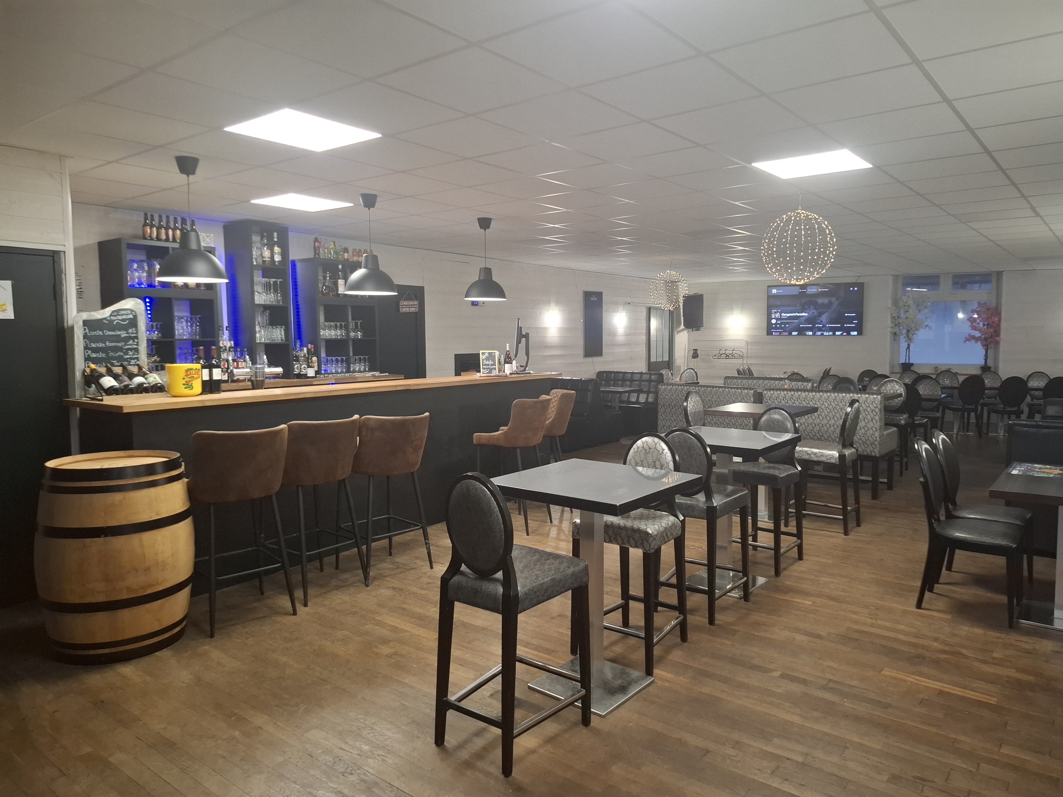 A vendre murs et fond de commerce de Restaurant et Cave à vins  "Le PHOENIX"
Situé au sud Cantal proche du Lot (Figeac) et l 'Aveyron (Decazeville).
L 'Etablissement est composé de 2 immeubles  separés de 2m  et communiquants.
L un est constitué de 2 niveaux de 100m2 environ l ' autre de 3 niveaux de 70m2 environ.
Le restaurant est situé au coeur du village de 600 habitants face à la place l eglise servant de parking.
Ce village bénéficie de commerces environnants ,boucherie, boulangerie, épicerie, coiffeur...etc
Ecole sur place et transports en communs réguliers desservant Aurillac.
Le restaurant  est ouvert 7 jours sur 7 les midis et les vendredis et samedis soirs .
Nous réalisons une cuisine simple et goûteuse basée sur les spécialités régionales ( Truffade, Aligot, Pounti, Farçous, Tripoux, etc...)
Cet établissement a su fidéliser une clientèle locale fidéle avec les menus du jour.
Il est composé: 
En rez de chaussée
1 salle de restaurant d'environ 80 couverts.
1 deuxieme salle de  20 couverts
A l Etage
 1 troisieme salle de 35 couverts et une terrasse couverte de 15 couverts.
1 piece de 10m2 servant de mini plonge
1 espace vestiaire avec douche et Wc pour le personnel.
1 espace toilettes pour la clentéle. 

La cuisine est relativement spacieuse environ 40m2 et bien équipée .
Elle est située au centre permettant de desservir aisement les différentes salles.
La plonge env 10 m2 est équipée de 4 lave vaisselle.

Pas de travaux à prévoir.
Pas de personnel à reprendre
CA actuel entre 200000 et 300000€
Village en ZRR  Aides ( CC, CCI, Etat...)
Le prix indiqué comprends les 2 immeubles et le fond de commerce)