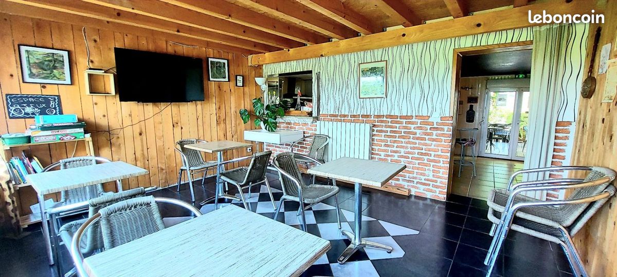 Bientôt la retraite… Nous vendons notre affaire !
Il s’agit d’un commerce unique de village dans lequel nous proposons :
- un coin épicerie - alimentation générale - produits locaux - dépôt de pain
- un coin bar - restaurant avec 1 petite salle de 18 couverts ayant une vue directe sur la vallée de la Barguillère et une terrasse ombragée donnant sur l’axe principal traversant le village
- licence IV spéciale petits villages - parking à proximité 

Commerce créé il y a + 12 ans que nous avons repris il y a + 3 ans. 
ÇA régulier avec potentiel supplémentaire à développer pour un couple motivé.
Clientèle fidèle et régulière, sympathique et attachante, mais également touristique grâce aux nombreux gîtes à proximité et départ de randonnée / Trail juste en face !

Toutes les infos liées aux CA et résultats vous seront communiquées lors de votre visite, aux personnes sérieuses avec une capacité financière suffisante et prouvée.