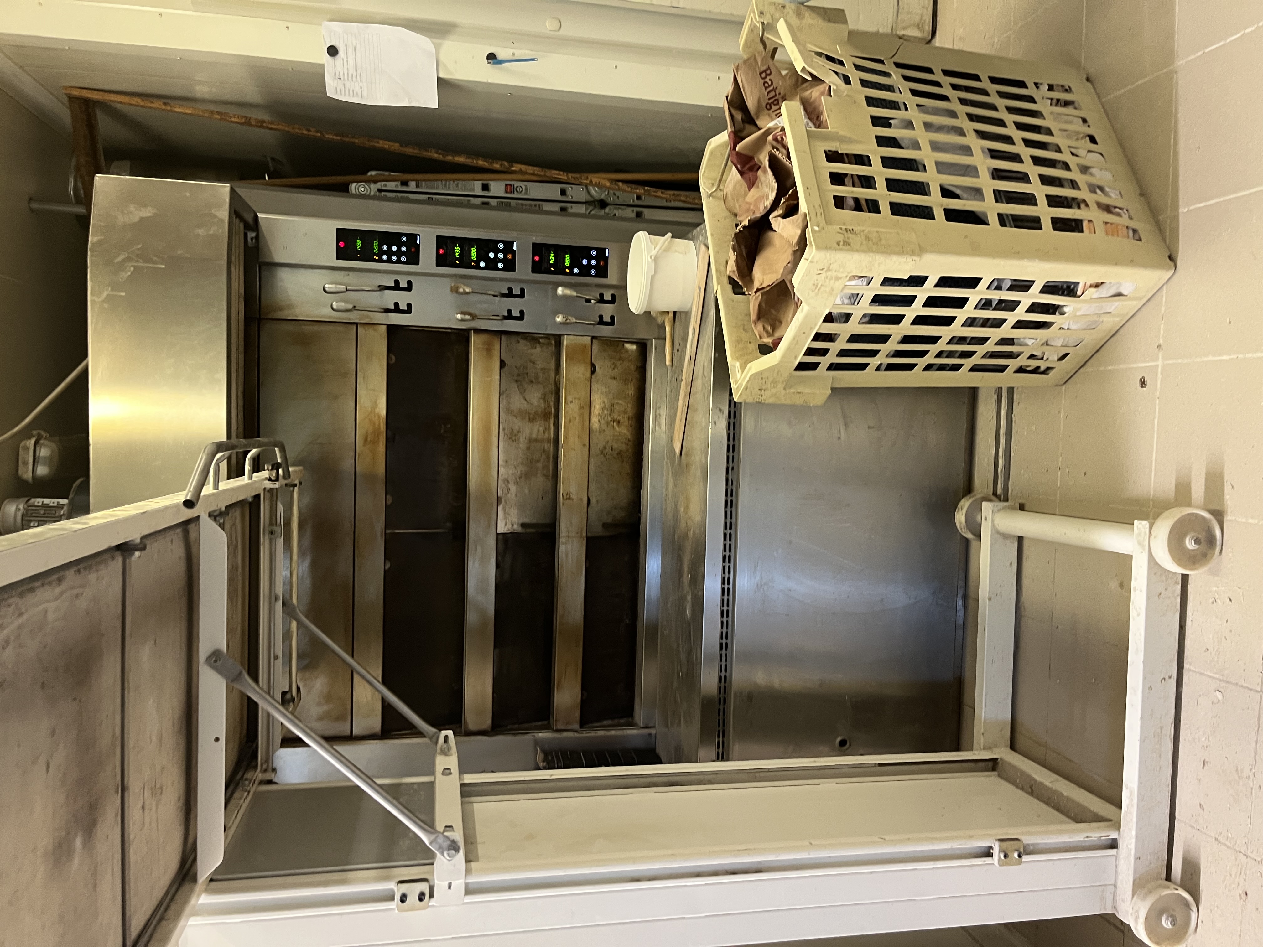 Vente cause retraite affaire tenue plus de 40 ans très bon chiffre d affaire.possibilité de développement dans le snacking  et pâtisserie loyer modéré  tel 0768766793