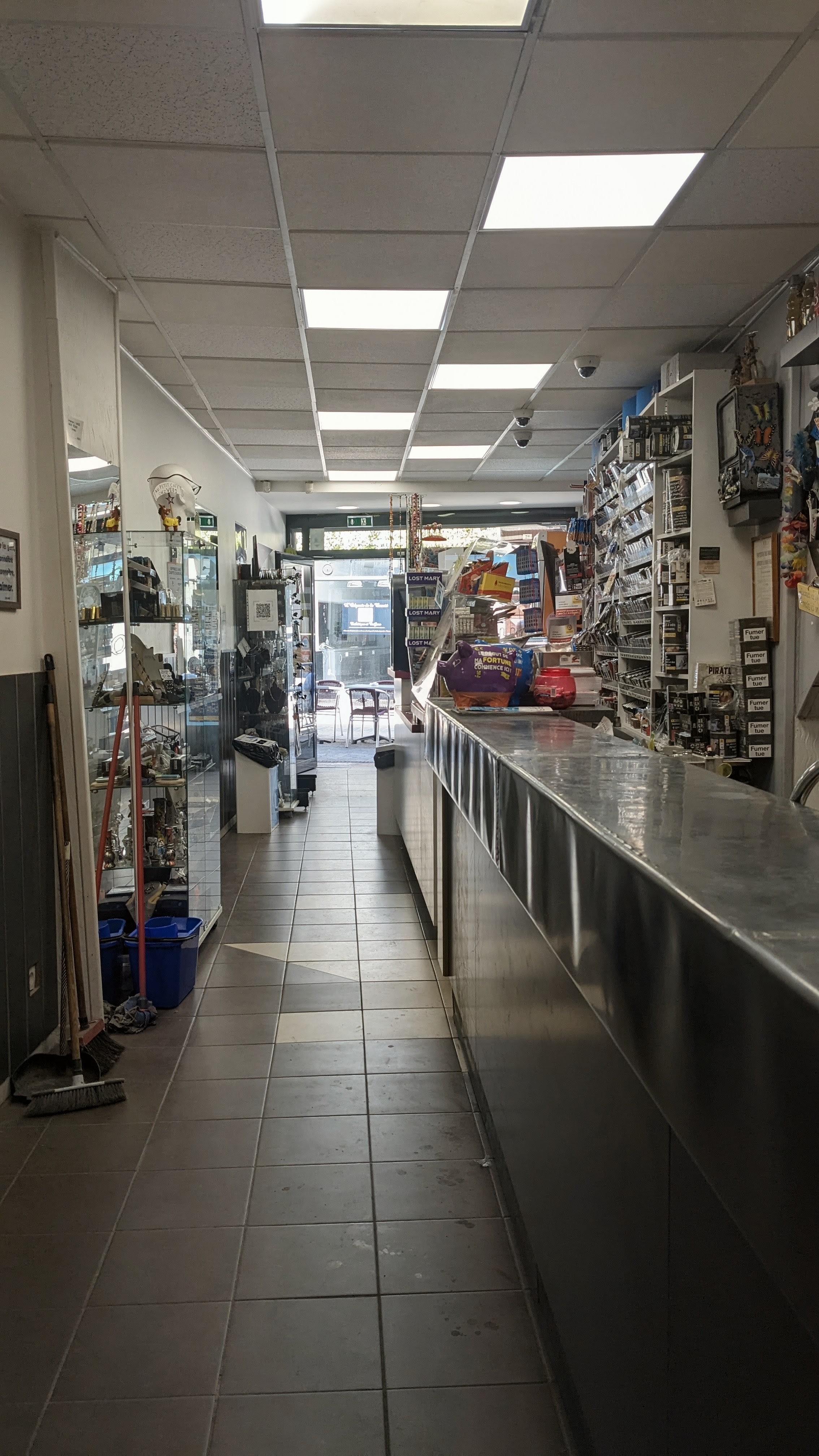 BAR-TABAC À VENDRE À MONTBRISON (42)

EMPLACEMENT ANIMÉ • LOYER 500 € • TERRASSE • FORT POTENTIEL


Belle opportunité pour reprendre un commerce idéalement situé dans une rue animée de Montbrison, ville dynamique et agréable à vivre, connue pour son centre-ville commerçant, ses nombreux services, commerces et activités.

Le commerce est entièrement équipé pour l’activité et bénéficie d’un loyer particulièrement attractif de seulement 500 € / mois.

🔑 LES POINTS FORTS

✅ Emplacement dans une rue animée
✅ Bar – Tabac
✅ Commerce entièrement équipé
✅ Loyer : 500 €/mois
✅ Terrasse : seulement 200 €/an
✅ Réserve de 12 m² de plain-pied
✅ Accessibilité PMR
✅ Activité immédiatement exploitable
✅ Amplitude horaire actuellement à développer
✅ Possibilité de créer une activité SNACK / petite restauration

🚀 UN COMMERCE AVEC UN VRAI POTENTIEL

L’affaire offre une belle marge de progression pour un repreneur motivé.

L’amplitude horaire peut être développée afin de capter davantage de clientèle, notamment aux heures où le commerce est actuellement moins exploité.

La création d’une activité snack / petite restauration représente également une possibilité intéressante : sandwichs, paninis, formules du midi, petite restauration à emporter ou à consommer sur place, sous réserve des autorisations nécessaires.

La terrasse, avec un coût annuel de seulement 200 €, constitue également un véritable atout pour développer l’activité bar et profiter des beaux jours.

❤️ MONTBRISON, UNE VILLE OÙ IL FAIT BON VIVRE

Avec plus de 16 000 habitants, Montbrison est une ville à taille humaine particulièrement attractive.

Son centre-ville bénéficie d’un commerce de proximité dynamique, de nombreux restaurants, services, associations, équipements et activités, dans un environnement offrant une belle qualité de vie.

Un cadre idéal pour reprendre un commerce et développer son propre projet professionnel.

💰 UN LOYER QUI LAISSE DE LA PLACE AU DÉVELOPPEMENT

Loyer commercial : 500 € / mois
Terrasse : 200 € / an

Un niveau de charges locatives particulièrement intéressant pour ce type d’activité.

📞 À DÉCOUVRIR

Une affaire qui peut convenir aussi bien à un professionnel souhaitant poursuivre l’activité qu’à un repreneur souhaitant développer le concept et créer une nouvelle dynamique commerciale.

Bar – Tabac – Terrasse – Snack possible – Faible loyer – Réserve – PMR – Potentiel de développement

👉 À visiter pour découvrir tout le potentiel de cette affaire.

Prix du fonds de commerce : nous consulter.