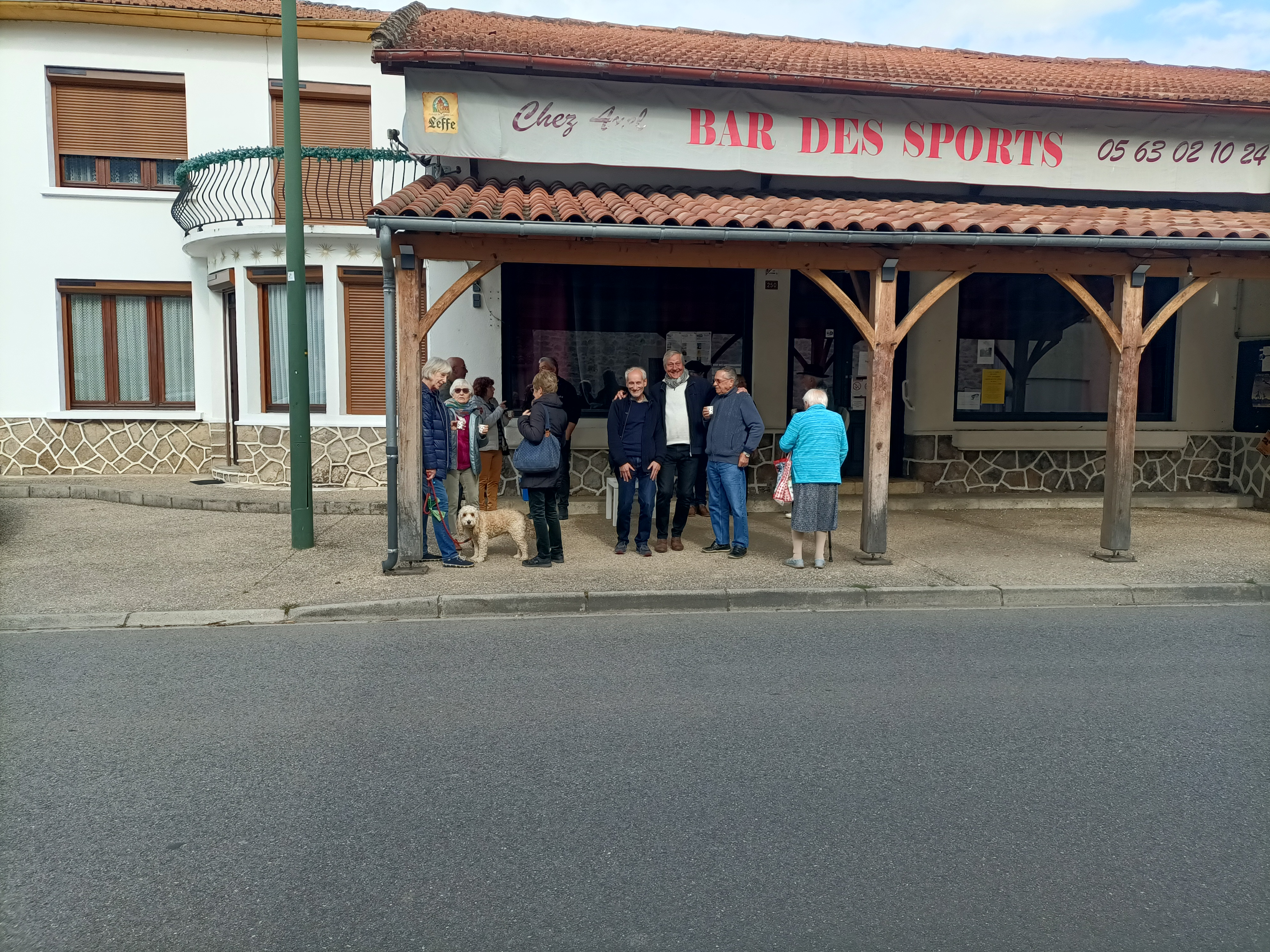 Varen, joli village au Nord Est du Tarn et Garonne en bord de rivière.
A 10mn de Najac,Cordes sur ciel et St Antonin.
Bar restaurant avec terrasse à réouvrir rapidement.
Bail pour murs et licence IV