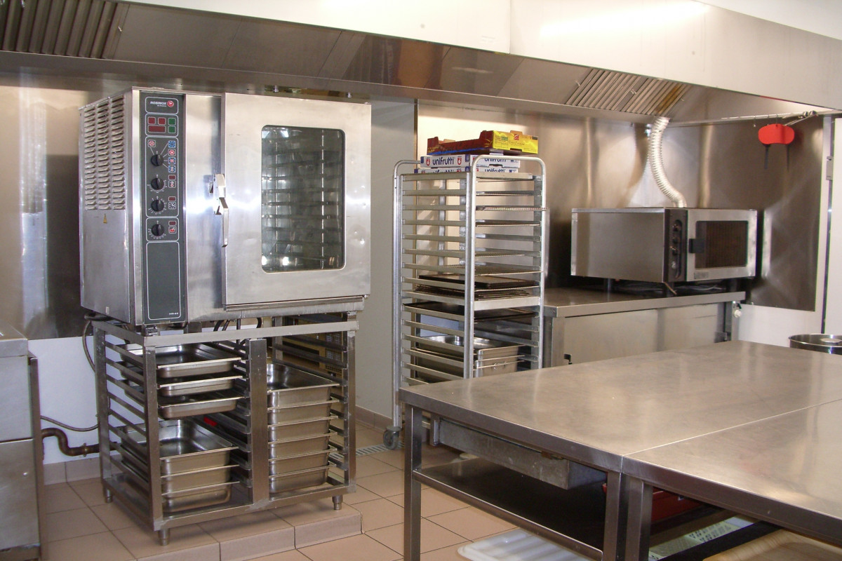 A vendre local commercial tout équipé et logement, surface totale 350 m2. Pendant 30 ans, l'Ecu a été un restaurant traiteur réputé dans le département. Cuisine avec matériel en très bon état, laboratoire équipé, bar, salle de restaurant entièrement meublée. Clientèle locale, et de passage, ouvriers, routiers. L'établissement est sur une route passante entre l'A20 et l'A71. Grands parkings à disposition.
Logement à l'étage, 3 chambres et un bureau, salle à manger, cuisine.