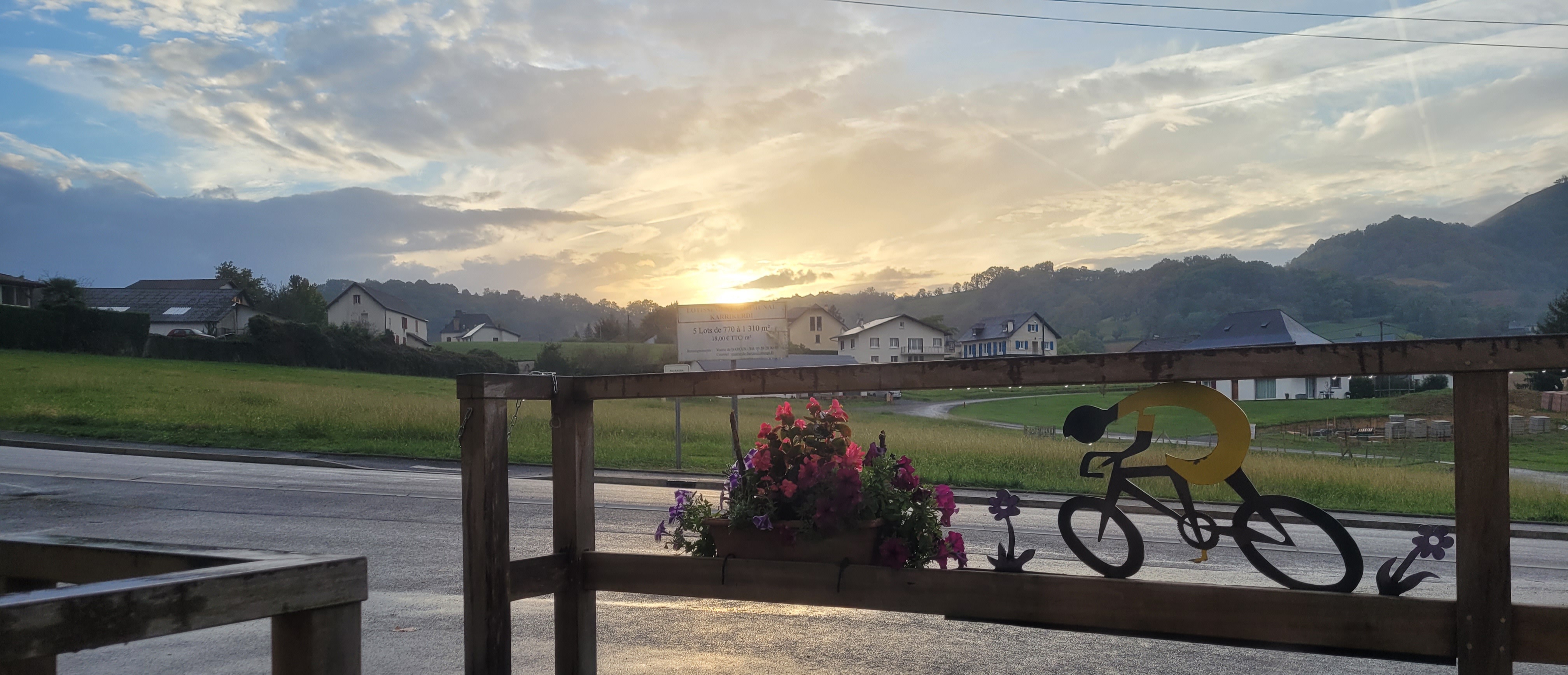 Situé au cœur d'un village du Pays Basque dans un cadre agréable, le commerce offre plusieurs services:

- Café tous les jours
- Point presse
- FDJ
- Pain et viennoiserie cuits sur place
- retrait point vert
- Poisson frais tous les jeudis sur commande avec le poissonnier
- Rôtisserie : Poulets rôtis tous les samedis
- Frigo et congélateur neuf aucun investissement à prévoir.