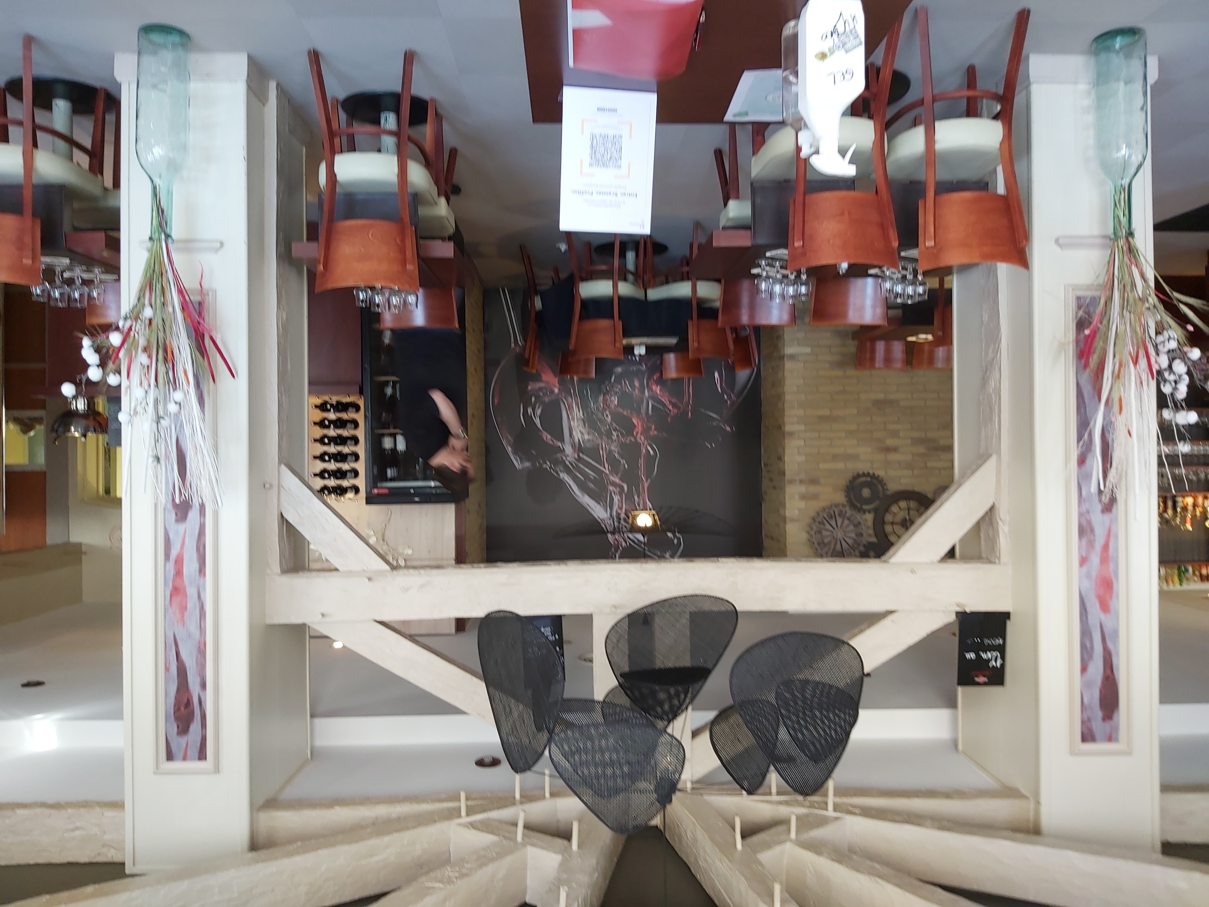 OPPORTUNITE RARE SUR LE MARCHE
Fond de commerce bar brasserie avec licence 4, situé en centre ville de Flers (emplacement N°1), bénéficiant d'une excellente notoriété locale (4.3 sur google). Etablissement de renom d'une surface commerciale de 200 M2 rénové récemment + 200 M2 de sous sol, aucun travaux à prévoir, exploitable immédiatement.
DESCRITIF DE L'ETABLISSEMENT
* capacité intérieur : 70 places assises
* terrasse privée rénové 2025 : 40 places
* bar équipé avec salle salon 25 places
* cuisine professionnelle fonctionnelle
* espace pizza aménagé (non exploité)
*accessibilité PMR
ouvert du lundi au vendredi midi et soir et fermeture samedi et dimanche (depuis 09/25) + 6 semaines de congés
personnel en place : 3 cdi
bail commercial échéance 2033
loyer : 1061.00 € 
pour plus d'info et autres photos sur l'établissement RDV sur notre site :
                                     les-5-becs-flers.eatbu.com
IMPORTANT
un logement au dessus du restaurant de 113 M2 et entièrement rénové (2025) peut être disponible quelques mois après la vente de l'établissement.

Dossier comptable concernant le restaurant uniquement après première visite.