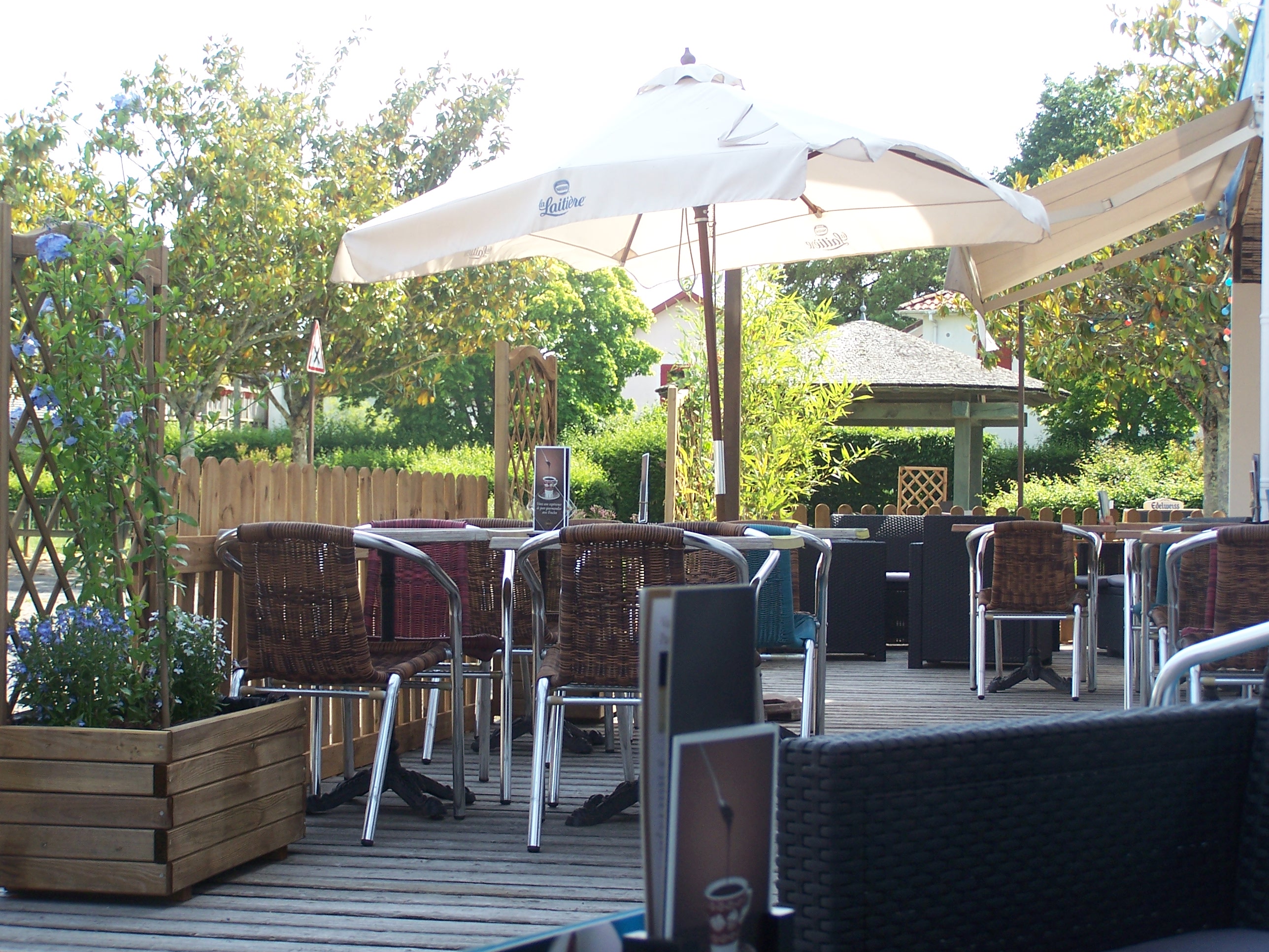 Location saisonnière du 01/04 au 31/09/2026 – Bar licence 4 Restaurant sur la Côte Landaise  idéalement situé dans le cœur du village, environnement dynamique et très fréquenté en période estivale.
L’établissement bénéficie d’un emplacement privilégié, à proximité du marché avec un fort passage touristique.
Il dispose d’une salle intérieure conviviale, d’une terrasse appréciée en saison, d’un bar entièrement équipé ainsi que d’une cuisine fonctionnelle et opérationnelle.
Le lieu est parfaitement adapté à une activité de restauration traditionnelle, tapas, bar à ambiance ou restauration rapide de qualité.
Clientèle locale et touristique fidèle, fort potentiel de chiffre d’affaires sur la période estivale.
Possibilité de loger sur place.
Le loyer s'entend H.T mais comprend l'eau et l'électricité 
👉 Points forts :
Emplacement recherché sur la côte landaise
Établissement clé en main
Terrasses dont une couverte (150 places)
Cuisine équipée
Fort potentiel saisonnier
Idéal pour professionnels de la restauration (permis d'exploitation à jour) souhaitant exploiter un établissement dans un cadre attractif et animé.

📩 Renseignements et visites sur demande.