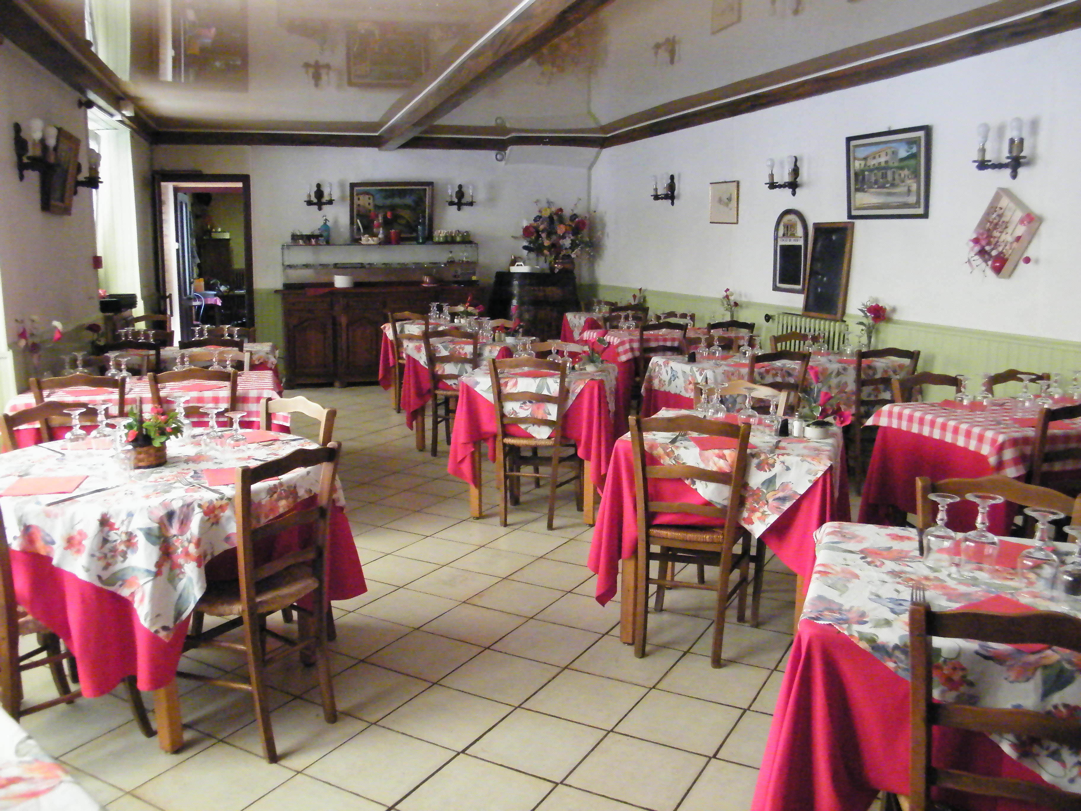 etablissement fermé depuis  fin 2023 ,à renové   13 chambres avec coin douche et wc ou salle de bain ,salle resto  45 couverts ,bar ,cave,cuisine ,reserve  rdc +2 etages  environ 420 m2 sur terrain 750m2  licence IV ,terrasse couverte 80p
à mi chemin entre Alés et Villefort ,vous etes dans les Cevennes ,village de 1000 habitants environ,2 epiceries, boulangerie,bar tabac presse ,cabinet medical,restaurants  ,pizzeria 
ancien relais de diligence ,murs en pierre environ 60cms d epaisseur, fenetres et volets pvc