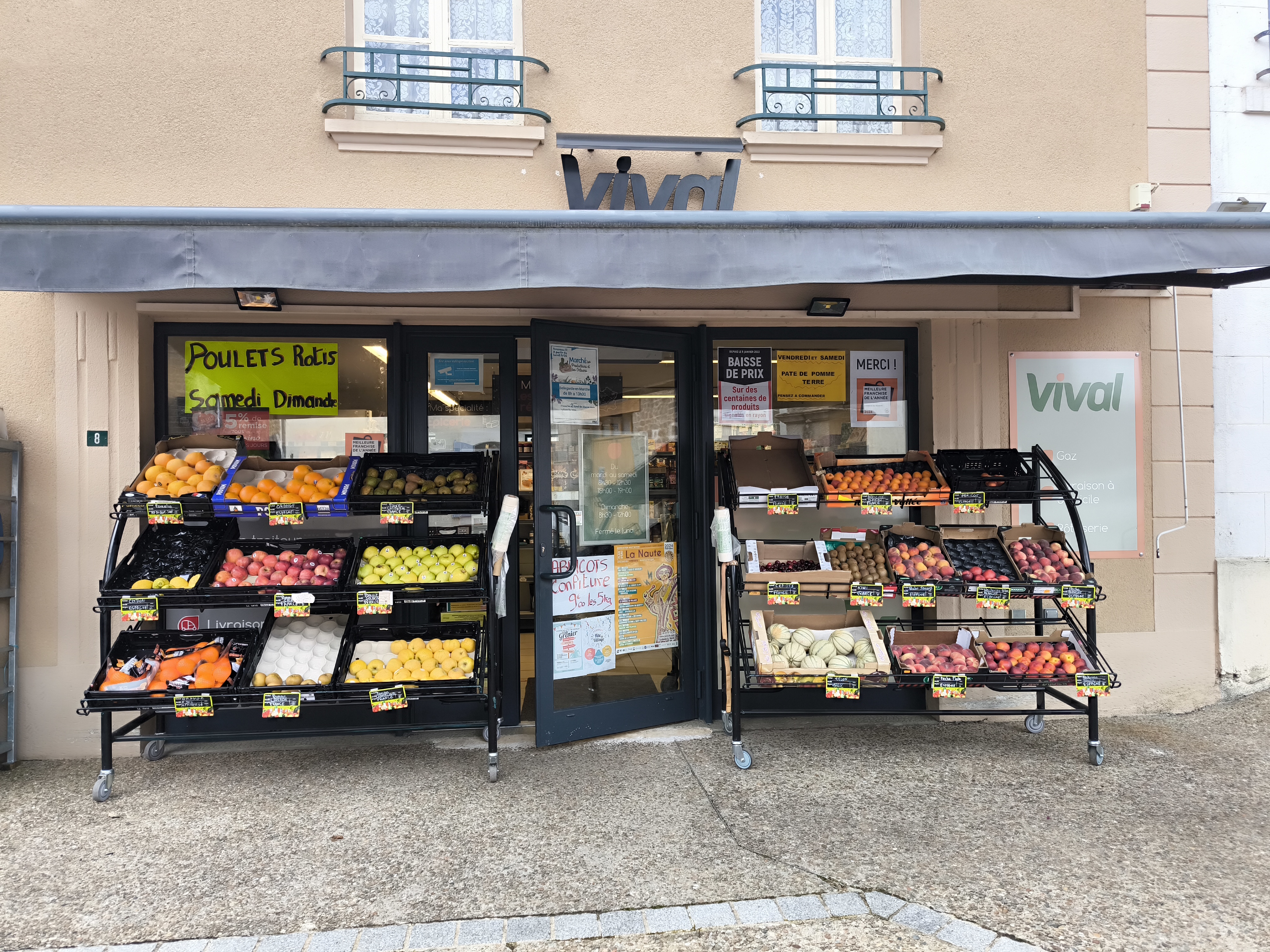 Vous souhaitez entreprendre dans un cadre de vie agréable et dynamique ?
Au cœur d’un bourg vivant de 400 habitants, nous recherchons un repreneur pour une épicerie de proximité, disposant d’une clientèle fidèle et attachée à son commerce.
Situé dans une commune disposant de commerces, d'un centre de santé, d'une école, boulangerie, pharmacie, et une forte vie locale.

Commerce  d'une superficie de 90 m²
Équipements inclus : vitrines réfrigérées, rôtissoire, rayonnages, bacs surgelés, chambre froide et réserve.

Activité actuelle :
Épicerie sous enseigne Vival – Point relais La Montagne – Produits locaux, fromage et charcuterie à la coupe
Vente de gaz, poulets rôtis en été, poisson en hiver, etc

Chiffre d’affaires : 300 000 € / an

Clientèle locale + vacanciers en été

Horaires actuels :
Mardi au samedi : 8h30-12h30 / 15h-19h
Dimanche matin : 8h30-12h

Potentiel de développement :
Livraison à domicile (particuliers, restaurateurs, écoles, associations)
Mise en avant des circuits courts et des produits locaux
Animation et fidélisation de la clientèle estivale

Aides et accompagnement possibles :
Subventions Région Nouvelle-Aquitaine et Communauté de Communes
Prêt d’honneur Initiative Creuse
Accompagnement par la CCI et Est Creuse Développement