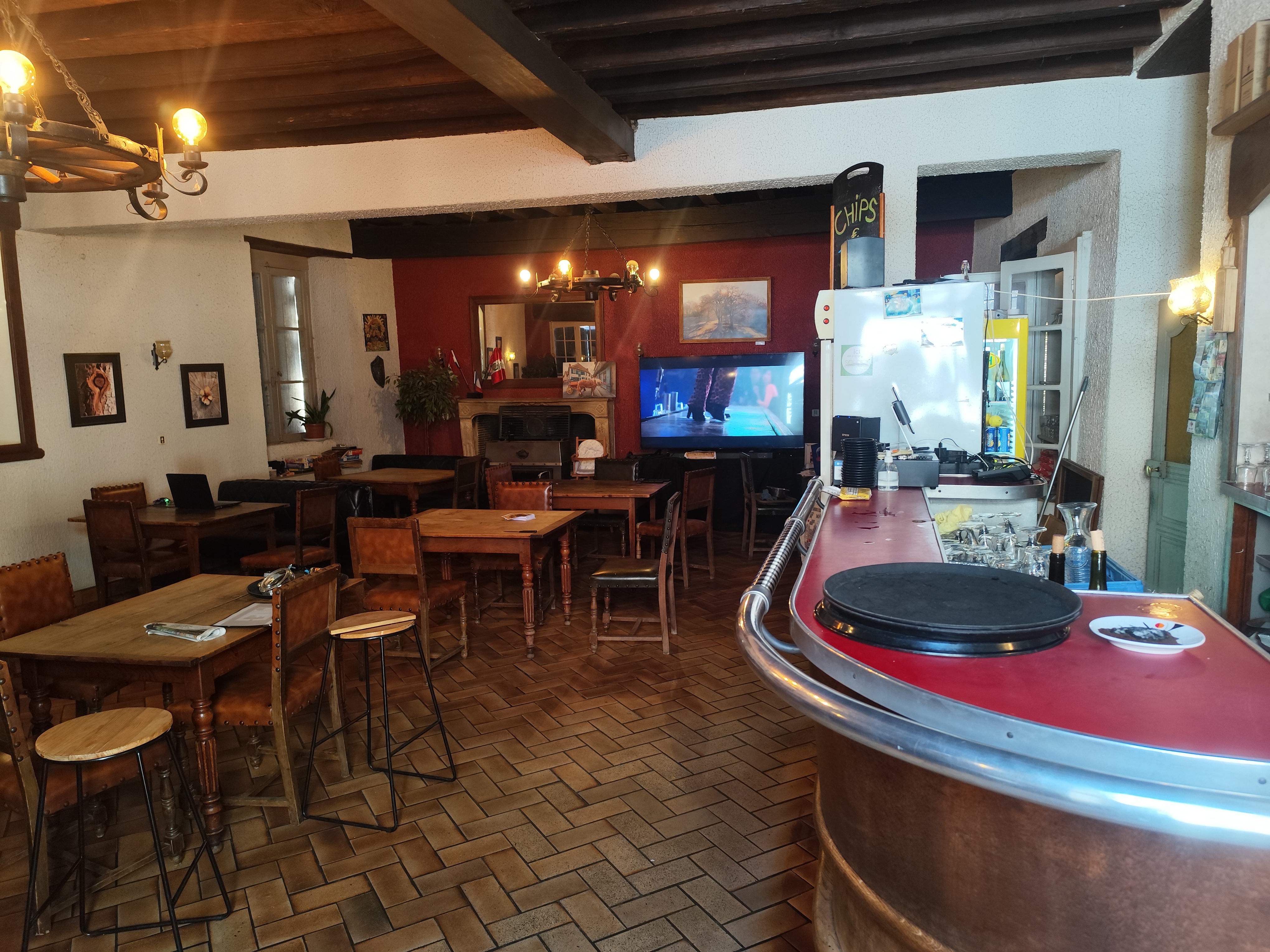 Bar restaurant situé dans la petite commune médiévale de hérisson, le lieu est touristique et agréable a vivre.
Bâtisse ancienne avec un intérieur chêne très charmant, chaises et tables bois, comptoir zinc ancien, salle de repas 70m2, cuisine et plonge équipée  de 25m2 et réserve de 30 m2 plus terrasse adaptable (autorisation à demander en mairie) devant le restaurant avec vue sur le château et le beffroi.
Village très actif l'été (concerts, pièces de théâtre, festival et brocante)