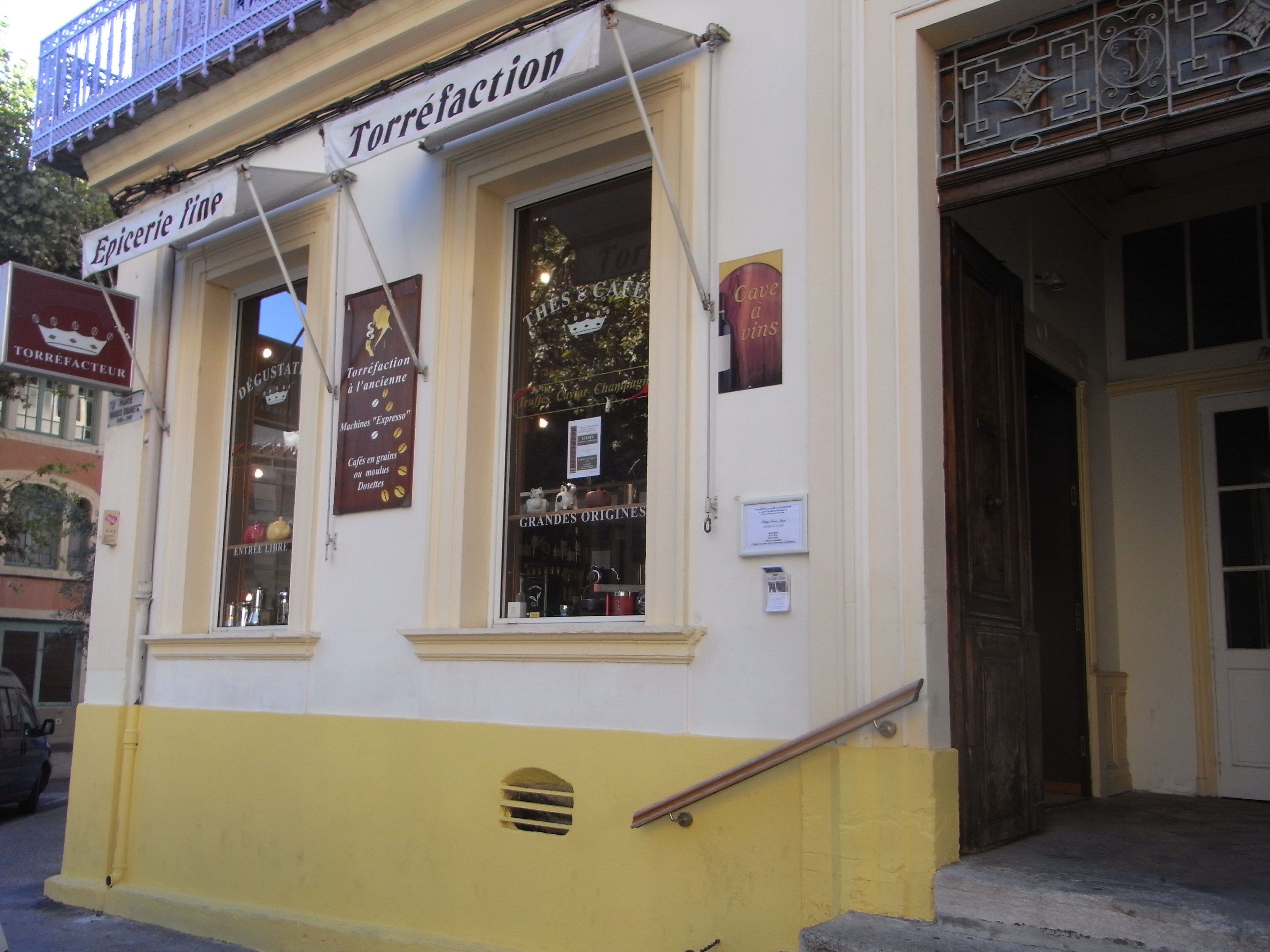 A céder pour cause de départ en retraite activité de torréfaction et vente de cafés & thés, dégustations, vente d'accessoires et machines à café, de produits d'épicerie fine et d'alcools.

Exploitée en entreprise individuelle sans salarié. Existe depuis 1983, reprise il y a 21 ans par l'exploitant actuel. Deux labels : Maître Artisan, Gault et Millau.

Installée en plein centre d'une ville importante du Vaucluse sur un très bel emplacement.

Local commercial de 20 m² + mezzanine. Equipements de torréfaction et espace de vente en très bon état. Clientèle de particuliers et professionnels.
Bail commercial avec loyer mensuel de 460 €.

Prix du fonds de commerce : 45 000 euros.

La transmission du savoir-faire et des procédés de fabrication fera également partie de la vente afin de conserver les éléments ayant fait la renommée de l'établissement.

Pour plus de renseignements et obtenir une fiche de renseignements détaillée, n'hésitez pas à adresser un mail (accompagnement gratuit proposé par la Chambre de Métiers et de l'Artisanat).