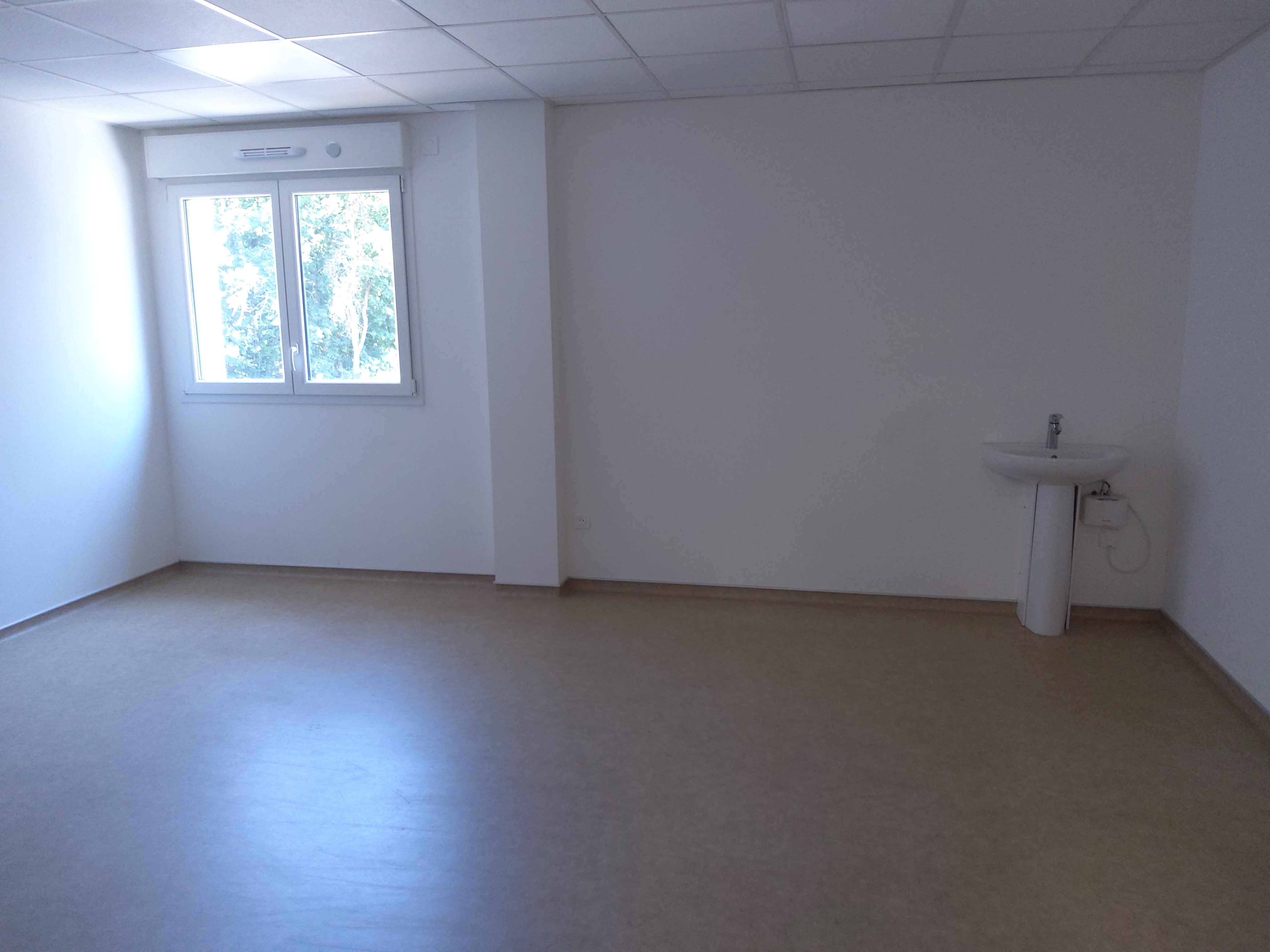 Local de 25 m2 au 1er étage avec ascenseur (accès PMR) du Pôle de Santé "Napoléon" situé à Rixheim 68170, avec un grand parking accessible par de nombreux axes principaux de la proche banlieue de Mulhouse (A35, A36, ..) Une grande salle d'attente et un local de convivialité avec terrasse et kitchenette équipée sont à la disposition des praticien(ne)s. La climatisation ou le chauffage sont assuré par une PAC individuelle. Electricité et eau ont des compteurs. Le local peut aussi être loué avec un loyer de 510.-€/mois + charges
