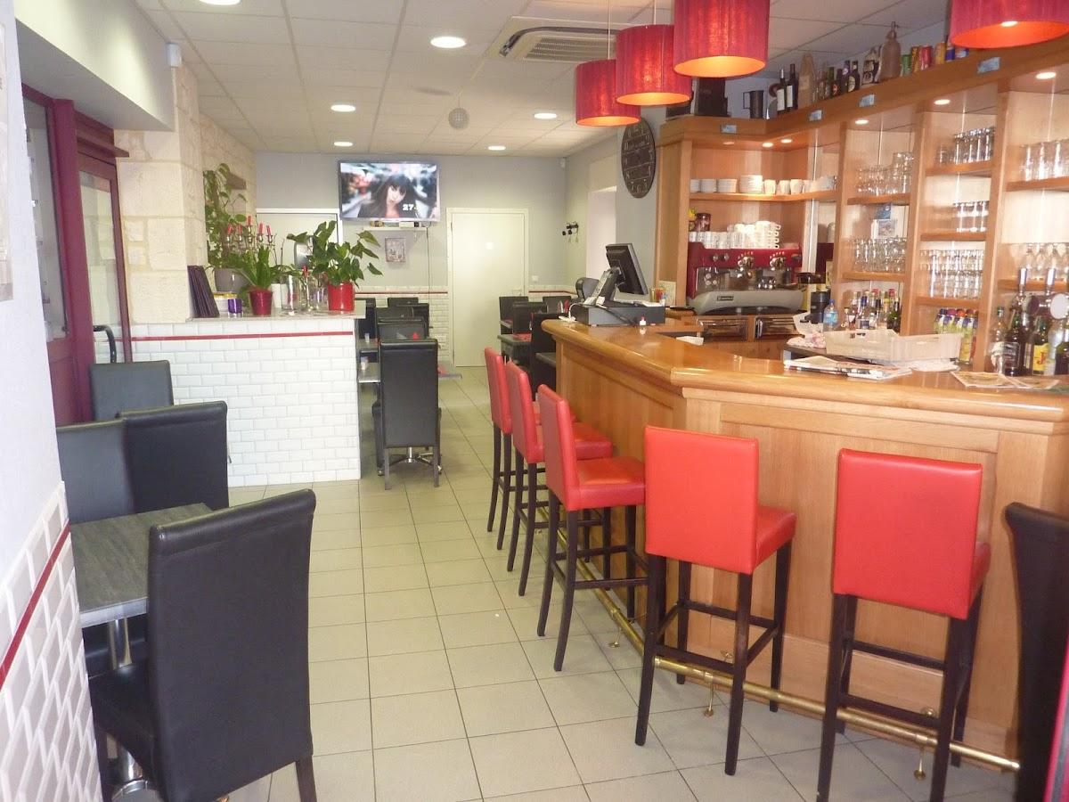 CAUSE RETRAITE FOND DE COMMERCE MULTISERVICES BRASSERIE EXPLOITABLE IMMEDIATEMENT SANS TRAVAUX A REALISER: 
Bastide au coeur du Sud Ouest commune authentique , emplacement n°1 avec parkings, terrasse XXL sous ses cornières privatives,  proximité immédiate agence bancaire, pharmacie et mairie. 
Idéal projet pour professionnels issus du commerce alimentaire et ou de la restauration ou familial, très bonne affaire tenue depuis 3 générations connue sur zone et au delà, excellents résultats avec potentiel de développement, aucuns travaux à prévoir, accès PMR, méga vente extérieure possible, aucun salarié à reprendre. 1ére mise sous location cause départ en retraite.
FOND DE COMMERCE: Epicerie, tabac presse, vente de gaz et dépôt de pain, boucherie charcuterie, traiteur avec présence sur les marchés locaux et portage de repas, événementiels ponctuels avec animations musicales, fournisseur de clubs sportifs et associations. Rénovation complète en 2011: carrelages, faïences, isolation, climatisation, électricité, sanitaires, sécurité, agencements des locaux techniques et sociaux, matériels réglementaires. Aucun droit de place à payer.
SURFACE DE VENTE ALIMENTAIRE EPICERIE GENERALE/BOUCHERIE: sans aucune franchise ni affiliation, fournisseurs locaux et distributeurs historiques, gondoles, frigo, vitrines, caisse enregistreuse, informatique, intra com en parfait état, ERP aux normes régulièrement vérifié. Réserve produits secs et matériel, banc fruits et légumes, présentoirs extérieurs, tables et chaises. Tournée possible.  
BRASSERIE: parfaitement rénovée, cosy et fonctionnelle avec son comptoir d'accueil, salle de restaurant 15 couverts, possible jusqu'à 100 personnes en extérieur. Soirées concert et animations gastronomiques à thème. Animaux acceptés; Référencements moteurs de recherche CHR. Pas de site internet mais à prévoir pour le dernier boost de cet établissement rare sur zone !!
Curieux et négociateurs en herbe s'abstenir: résultats comptables présentés lors de la visite sur place aprés transfert des identités et garanties de financement exigées. Prix de vente Hors Taxes. Loyer trés modéré.