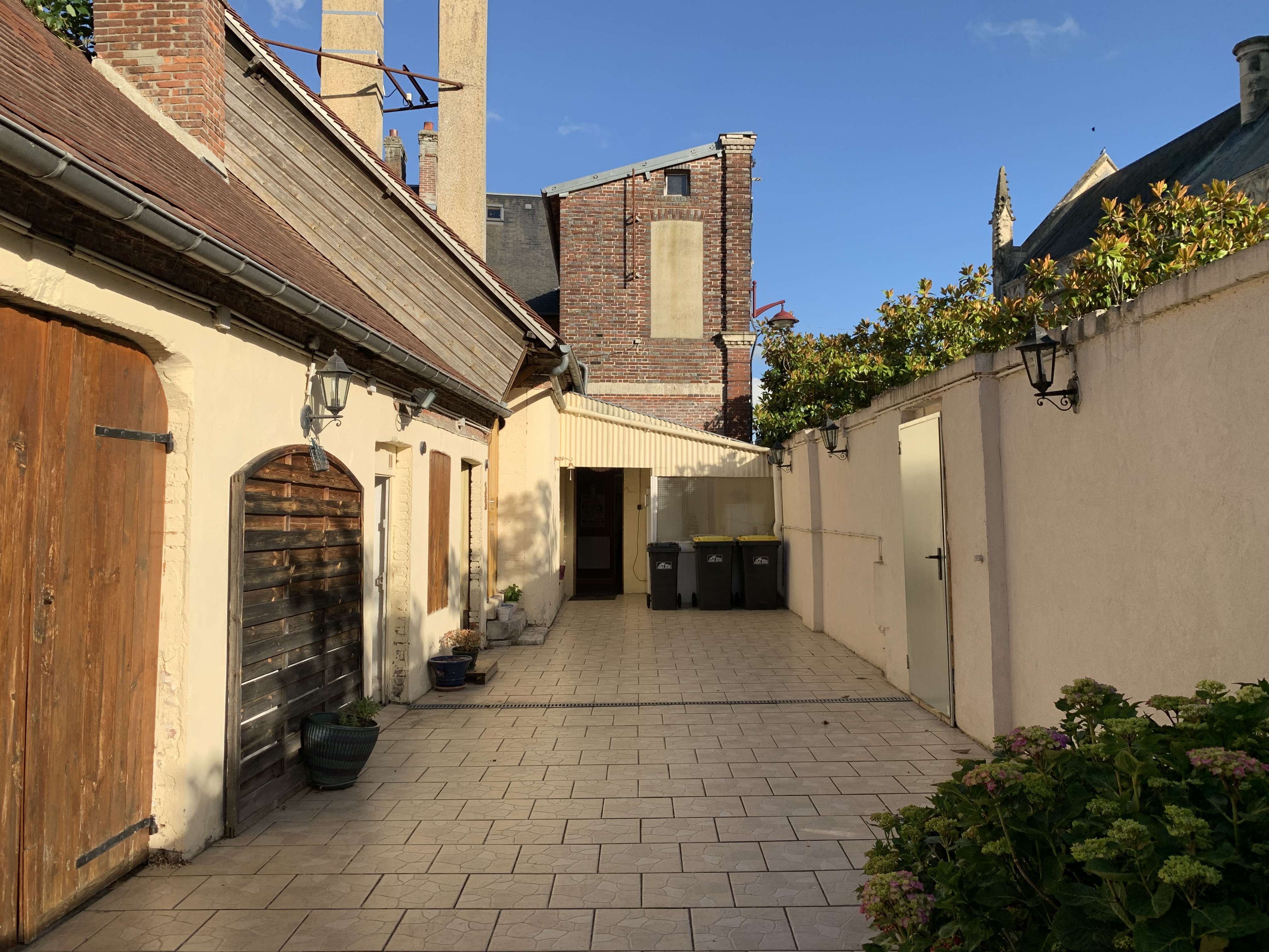 Une magnifique bâtisse sur la place de Breteuil. Terrasse devant et en cour privée.
Jusqu’à présent restauration traditionnelle. Gros potentiel. Licence 4. Appartement de fonction. Garage. Nombreuses dépendances. Parking gratuit sur la place. Toutes commodités en centre ville. Vie associative très dynamique. Piscine couverte, école, collège, crèche. Gare direct Paris à 10mn. Village de la route fleurie. 
À saisir de toute urgence ! Un joyau en Normandie !