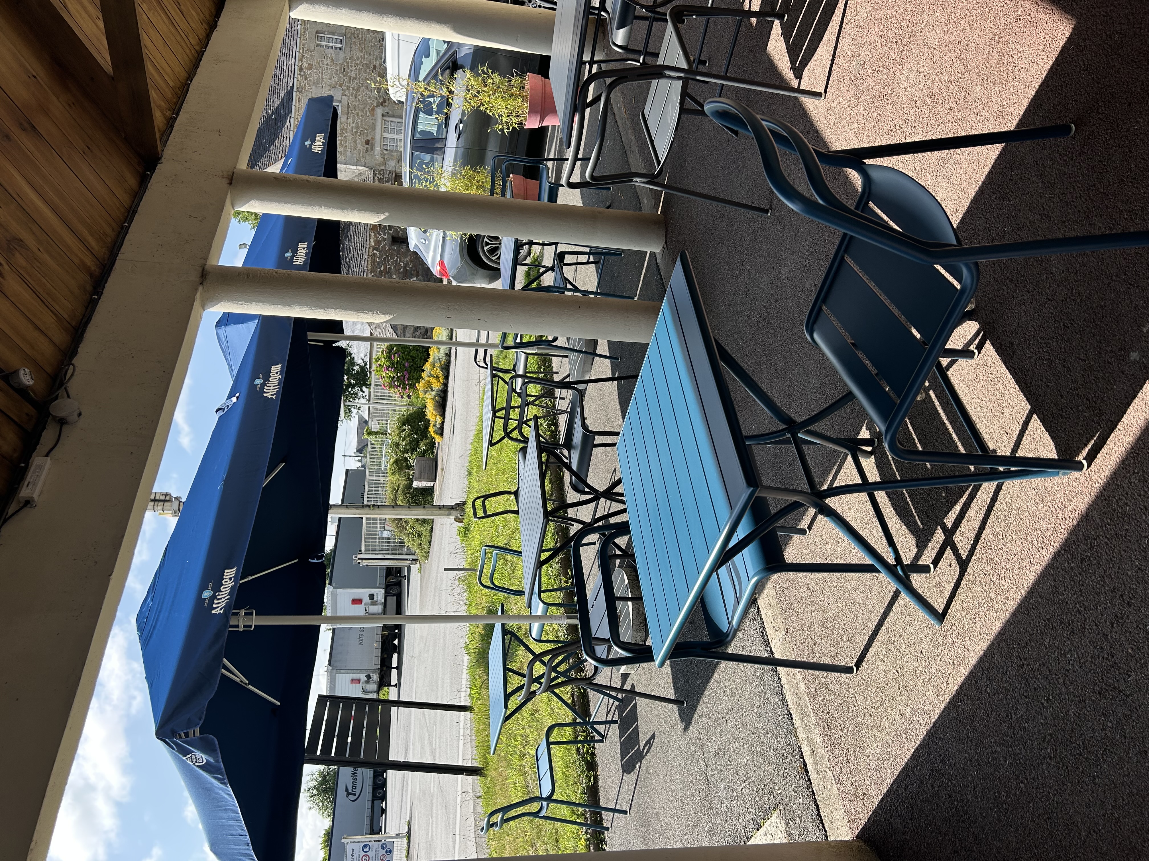 Bar restaurant situé sur l’axe passant Finistère Nord / Finistère Sud, 15000 véhicules jours environs et mitoyen avec un tabac.
Vente murs et fond, indissociable.
Etablissement entièrement rénové en janvier 2022, pouvant accueillir entre 40 et 50 couverts au RDC, 30 couverts à l’étage et 30 couverts en terrasse.
Etablissement géré en couple.
Aucun contrat brasseur, un contrat pour la caisse et un contrat pour le sanitaire à reprendre.
Cuisine bien équipée, friteuse 2 bains, piano 4 feux, four à pizzas, four à chaleur tournante et vapeur, lave vaisselle à capot, tables en inox, 2 armoire positive et 1 armoire négative, meuble à pizzas 3 portes réfrigéré.
Le plus, à l’étage, un appartement entièrement rénové, séjour salon, cuisine équipée, 5 chambres, 2 salle de bain, 2 wc, chauffage avec poêle à granulés, balcon plein sud.
Superficie de l’établissement fond de commerce et appartement 300m2.
Construction de 42 logements face à l’établissement.