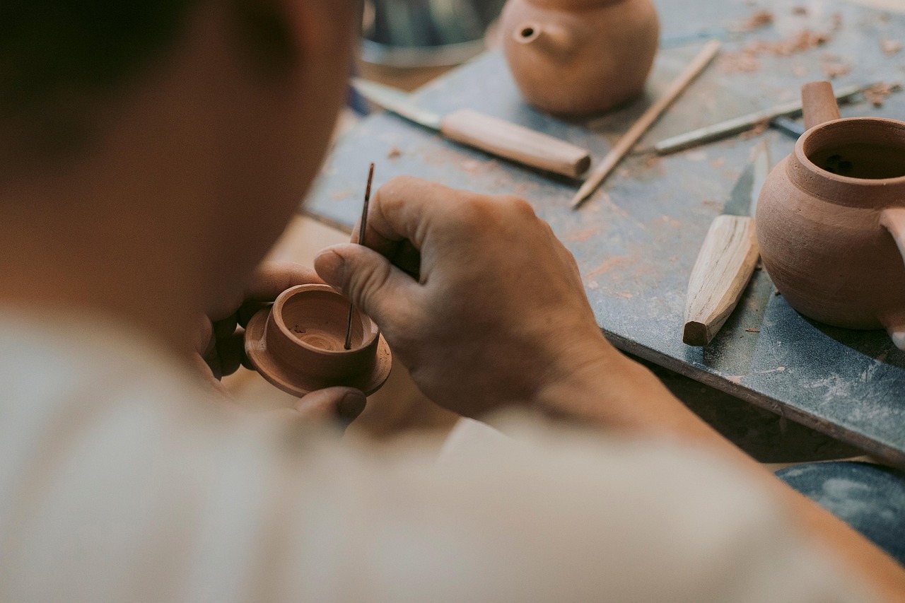 Avis aux passionnés de céramique et d’entrepreneuriat ! 

Vous rêvez d’ouvrir un café céramique ? Nous avons le lieu idéal pour vous !
 Local disponible à Pleuven (29)
Surface : 85 m²
Parking à proximité
Très bonne visibilité
Facilité d'installation

Nous recherchons un porteur de projet créatif et motivé, prêt à faire vivre un espace chaleureux mêlant art, détente et convivialité.
Ce local pourrait devenir le spot incontournable de la commune !
Intéressé(e) ou vous connaissez quelqu’un que ça pourrait concerner ?
Contactez-nous en message privé