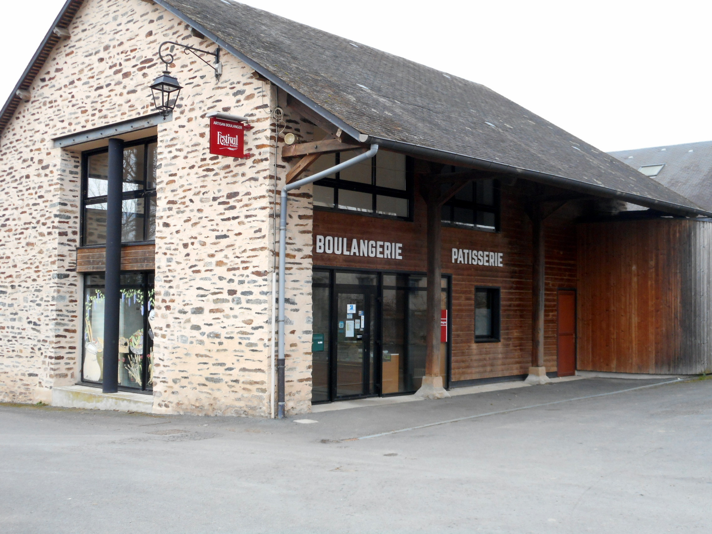 URGENT
Pour reprise d'activité boulangerie, épicerie dans une commune touristique du Nord de la creuse dans la vallée des peintres 
Bâtiment et aménagements récents au cœur du bourg (propriété de la Commune)
Proximité  autres  commerces  et activités : boucherie,  bar restaurant,  coiffure, camping, aménagements touristiques et culturelles (Espace d'exposition, micro folie....), Ecole
Pas de reprise de fond. 
Loyer modéré. 
Toutes propositions seront étudiées. 
Contact: Mairie 05 55 89 70 46
                             06 48 06 28 61
                 mairie@fresselines.fr