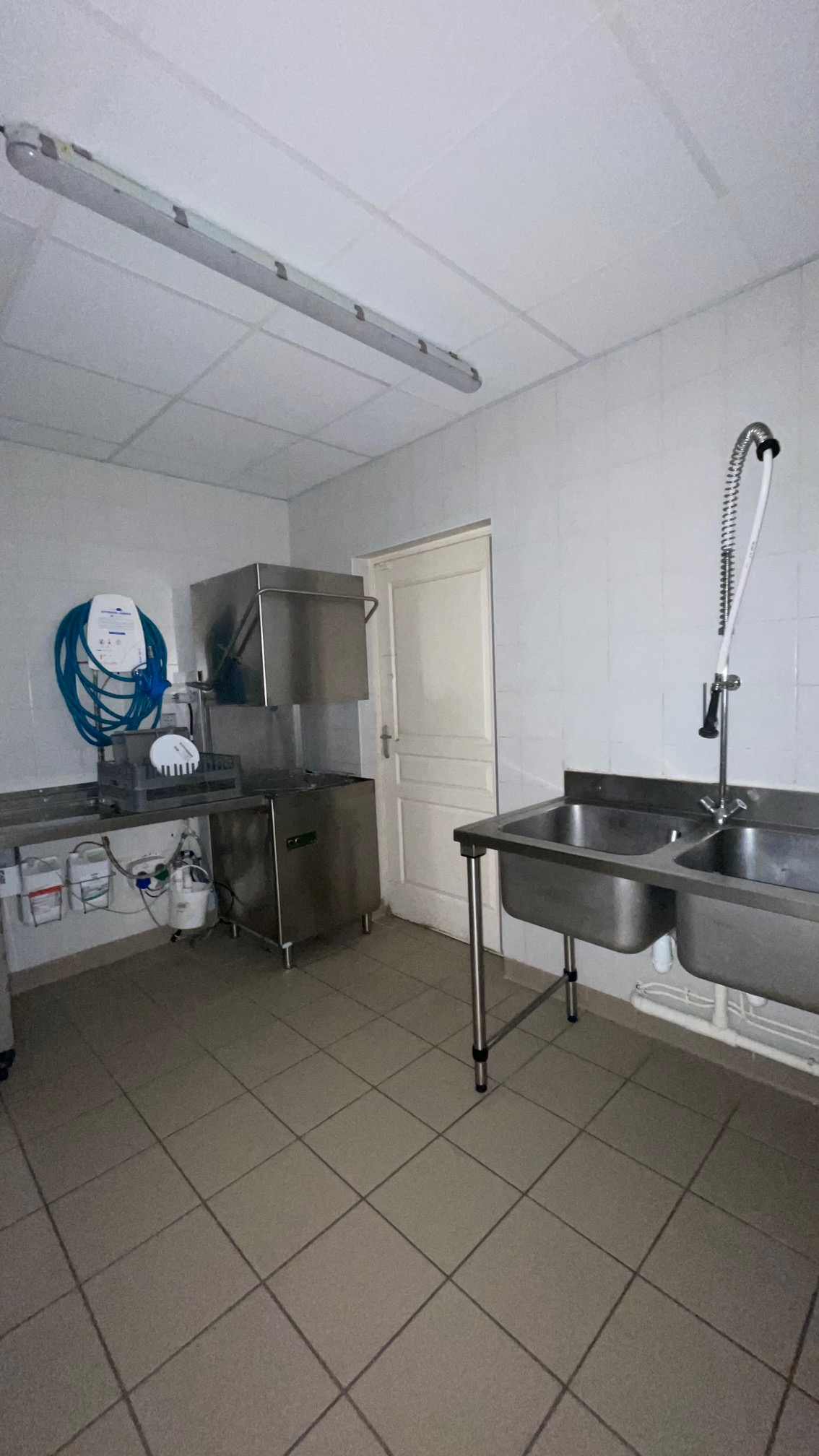 Ancien restaurant dans un bâtiment de 2006 dans le charmant village de Brignac aux portes de la Foret de Brocéliande.
Surface totale : 227m2
Salle : 100m2
Salle de café avec licence IV
Cuisine pro aménagée et équipée (chambre froide, lave vaisselle, piano etc...)
Loyer de 300 euros ht par mois la première année, à définir par la suite.
Fibre
DPE 
Chauffage au gaz