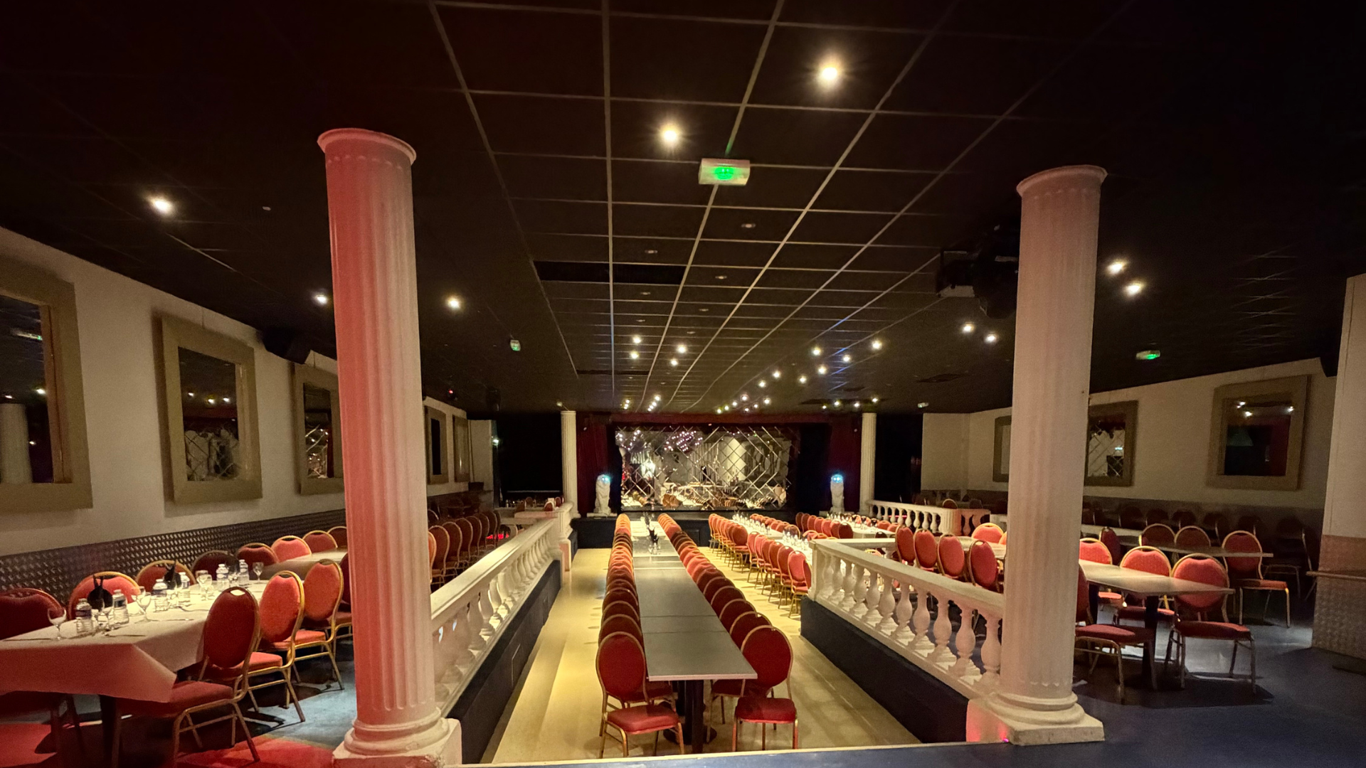 Le Vitotel, cabaret emblématique de Vitot (Eure)

Situé au cœur du charmant village de Vitot, dans l’Eure, Le Vitotel est un lieu emblématique mêlant convivialité, culture et spectacle. Ce cabaret unique en son genre, reconnu pour son ambiance chaleureuse et ses soirées festives, cherche aujourd’hui un repreneur pour poursuivre l’aventure, suite au départ à la retraite des propriétaires.

Le site offre un fort potentiel de développement, que ce soit pour maintenir l’activité de cabaret, créer un lieu d’événements privés (repas-spectacles, mariages, séminaires, concerts) ou imaginer un concept touristique innovant.

Le bâtiment, en bon état, comprend une grande salle de spectacle avec scène équipée, un bar, un espace cuisine.

Ce lieu de vie et de partage attend désormais une personne ou un couple passionné(e) par le spectacle, la restauration ou l’animation locale, prêt(e) à faire rayonner de nouveau Le Vitotel dans la région.

👉 Une belle opportunité de reprendre un établissement plein d’histoire et de charme, au cœur de la Normandie !
Localisation : Vitot (Eure, 27)
Pour toute information ou visite, contactez-moi directement.