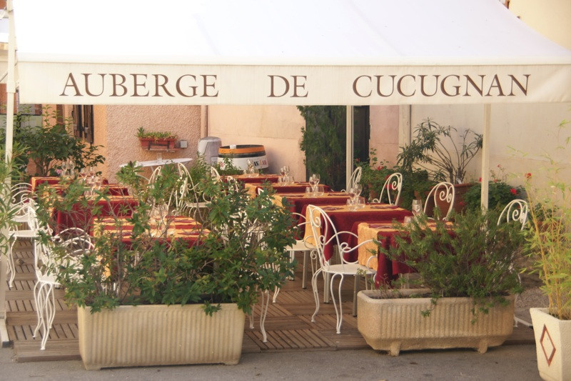 au coeur des chateaux cathares, village tres touristique toute l annee, fond de commerce  auberge tenue depuis 60 ans, hotel 9 chambres ,taux de remplissage 80 pour cent,restaurant cuisine traditionnelle terrasse 30 couverts, 2 salles 60 couverts,,licence4, parking privé, appartement de fonction f4, clientele etrangere nombreuse,  ideal pour couple competent, possible credit vendeur,  coup de coeur assuré,