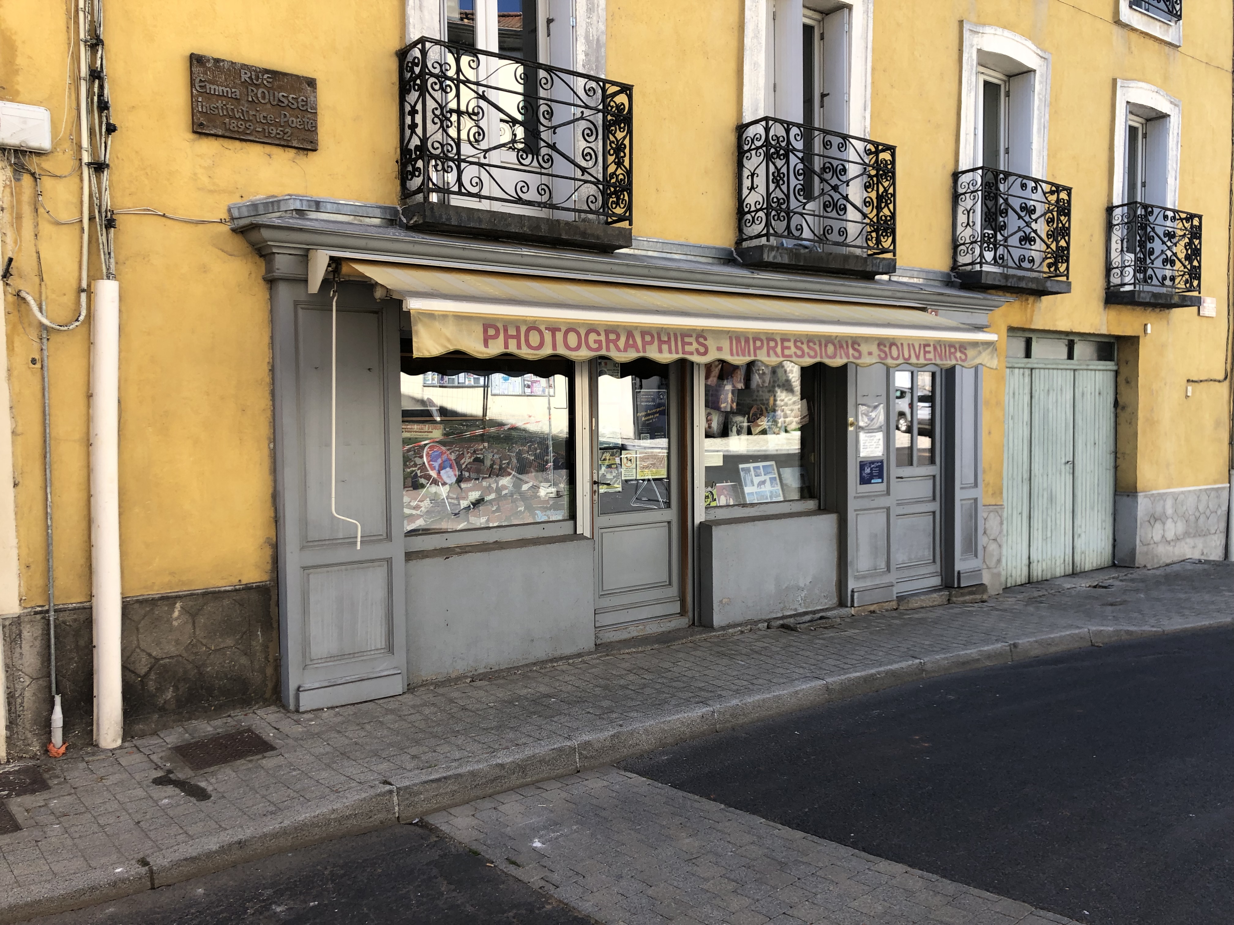 DESCRIPTION TECHNIQUE :

Fonds de commerce d’imprimeur-photographe, existant depuis 17 ans, à reprendre sur la commune de Saugues (43170) pour cause de changement d’activité. Le magasin est situé en plein cœur de Saugues, au croisement de deux rues passantes. Le fonds de commerce comprend tout le matériel professionnel nécessaire à l’impression et à la photographie (copieur MINOLTA C280, borne photos 15x20cm DNP Sony, un kit pour les photos d’identité, …). Les contrats clients peuvent aussi être repris, ainsi que les contrats administratifs (ANTS par exemple). 

Au niveau du volume, environ 16 000 copies NB réalisées par an et autant en CC. Le copieur est en partenariat avec Equip Bureau qui réalise gratuitement la maintenance et offre le toner en échange d’une commission de 1 ct par copie NB et 10 ct par copie couleur. La partie photographie représente quant à elle 20% du chiffre d’affaires, et tout le matériel pour réaliser un studio photo est présent (appareil photo, parapluie, …). Également, le magasin propose un fort service en PAO (pagination assistée par ordinateur) au niveau de la conception de flyers, d’affiches, de carte de visite etc…

La clientèle est répartie en quatre pôles : associations, entreprises, particuliers et structures publiques. Un fort potentiel de développement existe notamment sur la partie photographie, et sur les horaires d’ouverture puisqu’actuellement le magasin est ouvert 3 à 4 demi-journées par semaine. La clientèle est essentiellement locale, et l’offre en imprimeur ne suffit pas à couvrir la demande sur ce vaste territoire rural (les premiers concurrents sont à 45min de voiture). Cependant, la position de Saugues en plein sur le chemin de St-Jacques-de-Compostelle lui permet d’accueillir un passage important de touristes, qui peuvent être séduits par des photographies et/ou des stages de photos pleine nature par exemple.

Le magasin a une superficie totale de 36m² composée comme suite : partie avant de la boutique 20m², partie arrière et studio 12m², salle d’eau 4m². Une cave de 30m² est aussi présente. Le loyer est de 300€/mois et les charges fixes de l’entreprise sont de 600€/mois. Concernant le passage client, environ une cinquantaine de personnes hebdomadaires sur les 4 demi-journées d’ouverture. Le fonctionnement à distance pour les commandes marche très bien. Enfin, le chiffre d’affaires est de 80 000 €/an.
Prix de vente : 25 000 €


TERRITOIRE

Ce commerce est situé au sein de la Communauté de communes des rives du Haut-Allier (CCRHA), dans le département de la Haute-Loire, récemment élu département préféré des français au plan de l’attractivité touristique. Le territoire de la CCRHA compte 16 000 habitants et est sillonné du nord au sud par la rivière Allier. Le paysage aux multiples nuances de vert et de bleu alterne gorges et plateaux volcaniques typique de l’Auvergne, garantie d’un cadre naturel exceptionnel et préservé. 

La commune de Saugues compte 1 800 habitants et se trouve sur le plateau de la Margeride. Elle y occupe une position centrale pour un peu plus de 3 000 habitants (Saugues et villages environnants), puisqu’elle compte tous types de commerces de proximité et un grand nombre de services, ce qui participe à son dynamisme. La commune est située sur le chemin de St-Jacques de Compostelle, qui lui amène un passage de plus de 20 000 marcheurs chaque année, d’avril à octobre. Le commerce est très bien situé dans une rue passante à proximité de la mairie, d’autres commerces (boulangeries, déco, bijoux,…)  et de l’office de tourisme récemment rénové.

Le territoire du Haut-Allier est facilement accessible depuis l'autoroute A75, à 1h de Clermont Ferrand et 3h de Montpellier. Saugues est située à 45 min du Puy-en-Velay, préfecture du département.

AIDES INSTALLATION 

L'ensemble de la CCRHA se trouve en FRR (zone de revitalisation rurale) offrant une exonération d’impôts sur la société à 100% les 5 premières années. 
Des aides financières liées à la reprise d'un commerce peuvent être attribuées par la Communauté de communes, la Région et l'Europe. 
Ce commerce n’attend plus que vous !!
Contact : Communauté de communes : Joseph LAURENT / j.laurent@rivesduhautallier.fr / 06.66.44.48.06