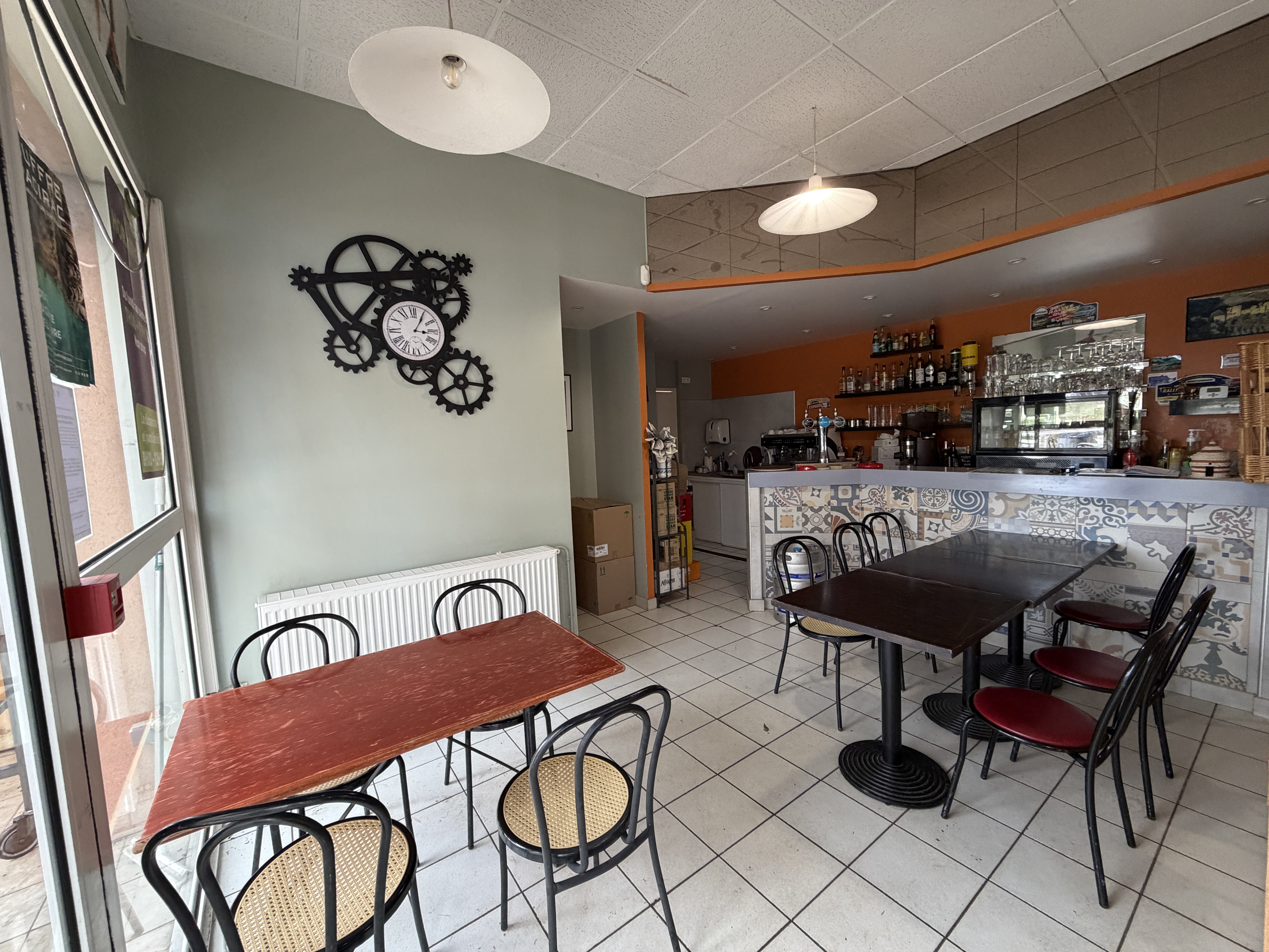 Au cœur d’un village vivant du Lot, Le Cinfeuil est une épicerie-bar-snack de proximité pleinement fonctionnelle, véritable lieu de vie local, aujourd’hui proposée à la reprise.

Le commerce est situé à Saint-Pierre-Lafeuille, sur un axe routier stratégique et très fréquenté : la D820, anciennement route nationale N20, reliant directement la sortie nord de l’autoroute A20 à Cahors.
Cet emplacement offre une excellente visibilité ainsi qu’un flux régulier de clientèle locale et de passage.

Les locaux appartiennent à la mairie, assurant un cadre stable et pérenne, avec un loyer modéré de 700 € / mois.

Activités en place

Le commerce fonctionne actuellement avec :

Épicerie de proximité (produits du quotidien et dépannage)

Bar convivial, point de rencontre du village

Snack / petite restauration

Dépôt de pain

Vente de produits locaux

Conditions de cession

Vente du fonds de commerce

Prix : 90 000 € + stock, hors frais de notaire

Locaux communaux – loyer mensuel : 700 €

Ce commerce conviendra parfaitement à un couple ou à une personne souhaitant :

S’installer durablement en milieu rural

Reprendre une activité existante, saine et reconnue

Bénéficier d’un emplacement stratégique sur un axe très passant

Allier commerce, lien social et qualité de vie

Une opportunité rare pour un projet de vie et d’entreprise en milieu rural, avec une activité complète déjà en place et un emplacement privilégié.

Renseignements complémentaires sur demande.