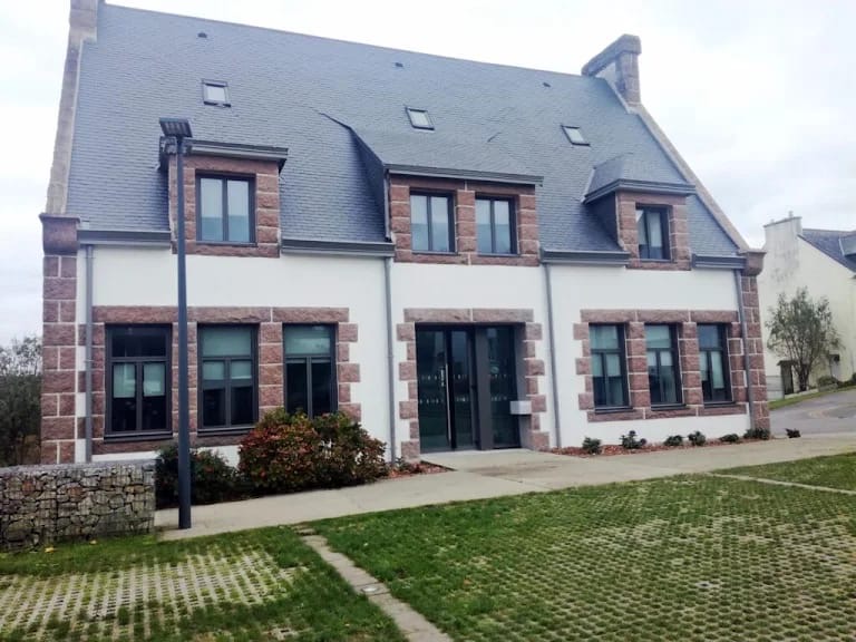 La commune de Pont-de-Buis-lès-Quimerc’h propose à la location 5 locaux professionnels entièrement rénovés, de 11 à 30 m².

Ces espaces sont destinés aux professionnels de la santé, du paramédical et du bien-être.

Avec plus de 3 600 habitants, Pont-de-Buis-lès-Quimerc’h bénéficie d’une situation géographique stratégique, au cœur du Finistère, entre Brest, Quimper et la presqu’île de Crozon, avec un accès direct à la voie express et une gare SNCF.

La commune dispose de nombreux commerces, services et équipements de proximité, ainsi que d’une offre de santé déjà bien implantée : médecins généralistes, infirmiers, kinésithérapeutes, dentiste, psychologue, orthophoniste, ostéopathe et pharmacie…

Rejoignez un environnement regroupant déjà plusieurs professionnels et participez au développement d’une offre de santé et de bien-être de proximité.

N’hésitez pas à nous contacter pour découvrir les locaux disponibles, leurs surfaces et leurs conditions de location.