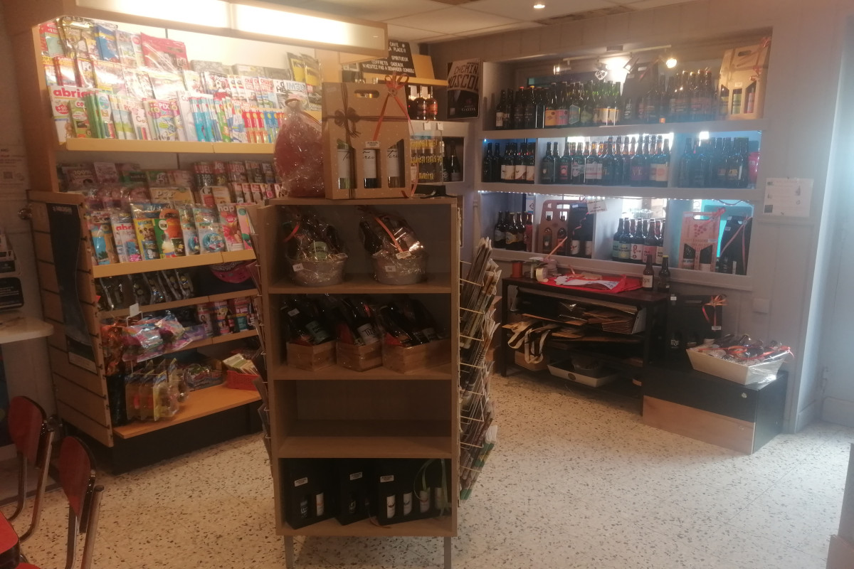 Café, tabac, Pmu, Loto, caviste proche zone d'activité boulonnaise.

A venir découvrir dans un quartier dynamique, fonds de commerce Bar, tabac, FDJ, PMU, loto d'une surface commerciale de 50m2 avec terrasse ensoleillée de 30m2. Clientèle très agréable

Exploité en couple depuis 2011, il se situe sur une artère passante de la ville et dispose d'un parking d'une dizaine de places. L'activité bar a été très largement développée avec l'organisation régulière de concerts et d'évènements festifs. Mise en place récente d'une activité de caviste. Clientèle fidèle de locaux.
Loyer mensuel de 800?/mois incluant une maison de fonction mitoyenne au commerce composée de 4 chambres et un vaste salon séjour d'une trentaine de m2
Chiffre d'affaires et rentabilité en constante évolution. Possibilité de développer une activité de restauration dans l'arrière salle du café.