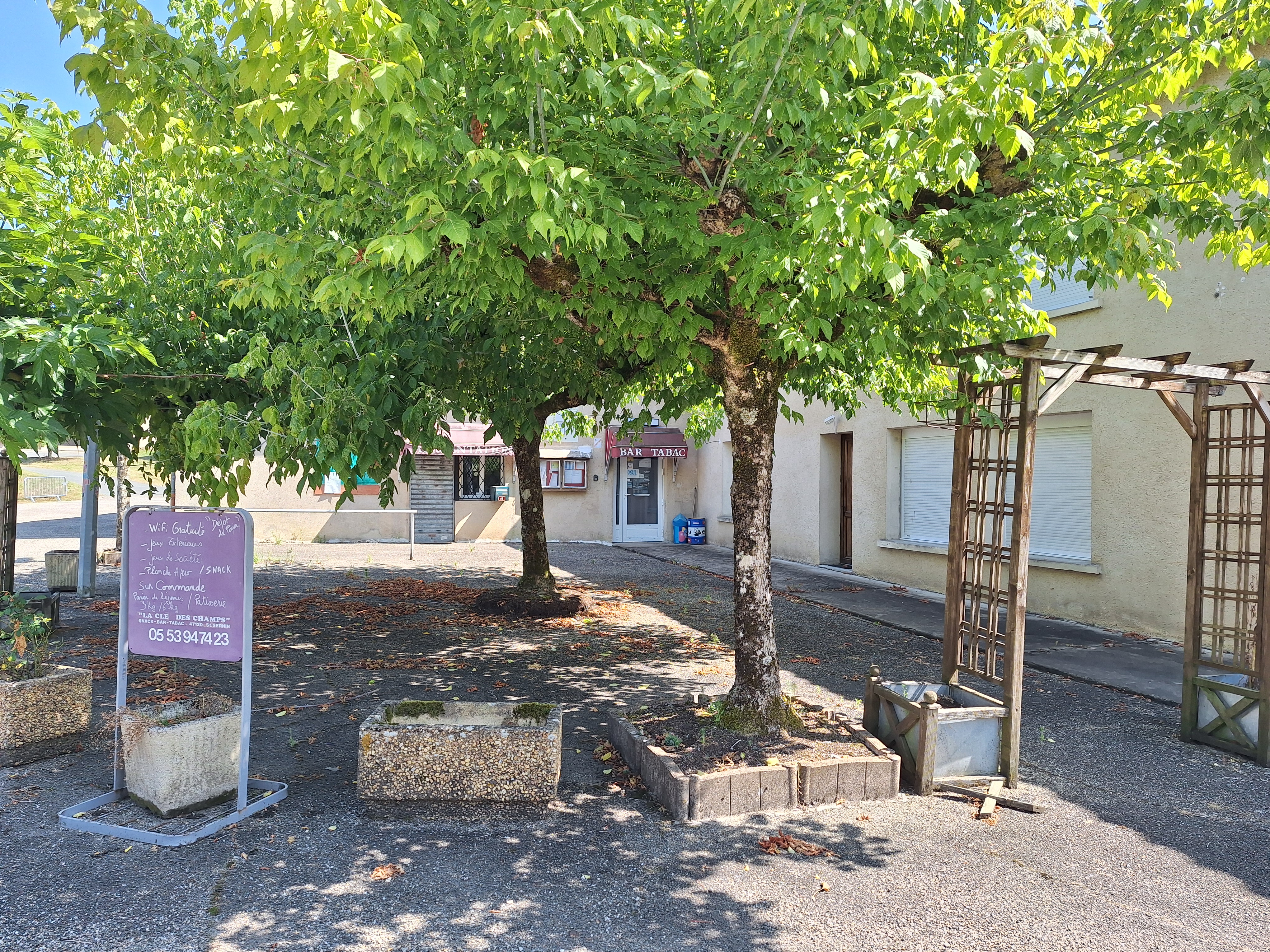 Commerce au cœur d’une commune rurale de 486 habitants, Saint Sernin appartient à l’arrondissement de Marmande, et à la communauté de communes du Pays de Duras.
La commune bénéficie de très nombreux services :
•	Une école avec 2 classes 
•	Cabinet médical 
•	Un restaurant « la Grange » acquis par la commune 
•	Une structure : famille d’accueil pour les personnes âgées (3 chambres)
•	Une structure : famille d’accueil pour enfants placés (2 à 3 jeunes)
•	Deux assistantes maternelles
•	Un terrain de foot, 
•	Deux terrains de tennis 
•	La commune de St Sernin compte 10 associations 
La commune cherche des gérants pour le multi commerces : bar-tabac-alimentations. Ce dernier dénommé "la clé des champs" dispose d'un logement attenant, Licence de 4ème catégorie, propriété de la commune de SAINT SERNIN.
l'objectif étant de conserver dans le milieu rural une activité commerciale de proximité.