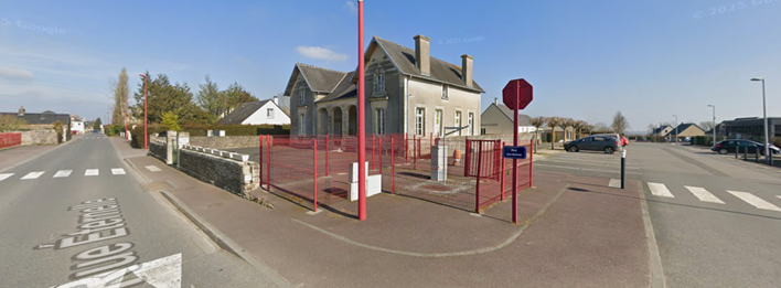 Appel à projets – Opportunité d’implantation en milieu rural dynamique

Valorisation d’un bâtiment communal – Saint-Paul-du-Vernay (Calvados)

Implantez et développez votre activité dans un cadre porteur

La commune de Saint-Paul-du-Vernay lance un appel à projets pour la réhabilitation et l’exploitation d’un bâtiment communal stratégique (ancienne école), avec pour ambition d’accueillir une activité pérenne, innovante et génératrice de valeur locale.

📍 Un territoire attractif et accessible

Située au cœur du Bessin, à proximité immédiate de la Forêt domaniale de Cerisy et du Château de Balleroy, la commune bénéficie :

D’un environnement rural recherché
D’une vie locale active et structurée
D’une fréquentation touristique à proximité
D’un bassin de vie en demande de nouveaux services

👉 Localisation visible en bordure de la D99, axe de passage local.

🏢 Un actif immobilier à fort potentiel

Ancienne école de caractère (fin XIXe siècle), idéalement située en centre-bourg :

Surfaces disponibles :
94 m² en rez-de-chaussée (exploitation immédiate possible)
Étage aménageable (potentiel d’extension)
Annexe de 12 m²
Terrasse couverte (~20 m²)
Cour fermée (visibilité / accueil public)
Jardin clos avec dépendances (450 m²)

Atouts techniques :

Accessibilité PMR
Sanitaires existants
Configuration adaptable à de multiples usages

🚀 Une opportunité de développement

Les études menées auprès des habitants et acteurs locaux confirment un marché local à capter, avec une attente forte pour :

Des services de proximité
Des lieux de vie et de convivialité
Des activités artisanales ou hybrides
Des offres innovantes en milieu rural

👉 Potentiel de positionnement différenciant avec faible concurrence directe.

💡 Typologies de projets à fort potentiel

La commune est ouverte à tout projet viable économiquement, notamment :
Tiers-lieu / espace de coworking rentable
Café / restauration légère à ancrage local
Concept hybride (commerce + atelier + animation)
Activité artisanale avec vente directe
Services à la personne ou à la population
Formation, bien-être ou activité spécialisée

Les projets combinant modèle économique solide + utilité territoriale seront privilégiés.

🤝 Conditions et accompagnement

Modalités d’occupation flexibles (location ou montage à définir)
Volonté de partenariat avec le porteur de projet
Accompagnement par la Chambre de Métiers et de l’Artisanat de Normandie
Appui de la collectivité dans l’intégration locale du projet

📊 Critères d’analyse

Viabilité économique et modèle d’exploitation
Capacité d’investissement et de gestion
Adéquation avec les besoins du territoire
Impact local et potentiel de développement

📅 Calendrier

Date limite de candidature : 31 mai 2026
Auditions et sélection : juin 2026

📄 Candidature

Le dossier devra comprendre :
Présentation du porteur de projet
Business plan (3 ans)
Besoins techniques et aménagements envisagés

👉 Visites du site possibles sur demande.

🔎 Saisissez une opportunité rare
Implantez votre activité dans un territoire engagé, avec un immobilier accessible et un réel potentiel de développement.