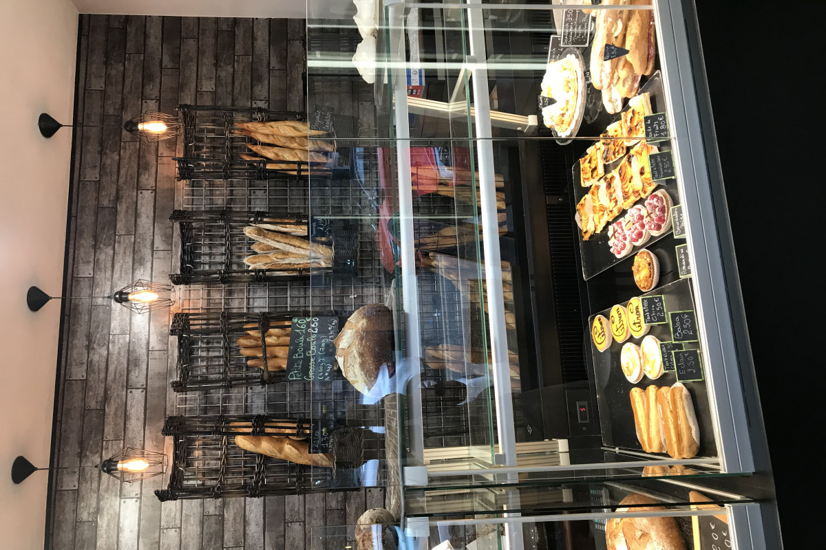 Boulangerie centre ville rue commercante. Pas de portage. Magasin neuf et labo bon état.