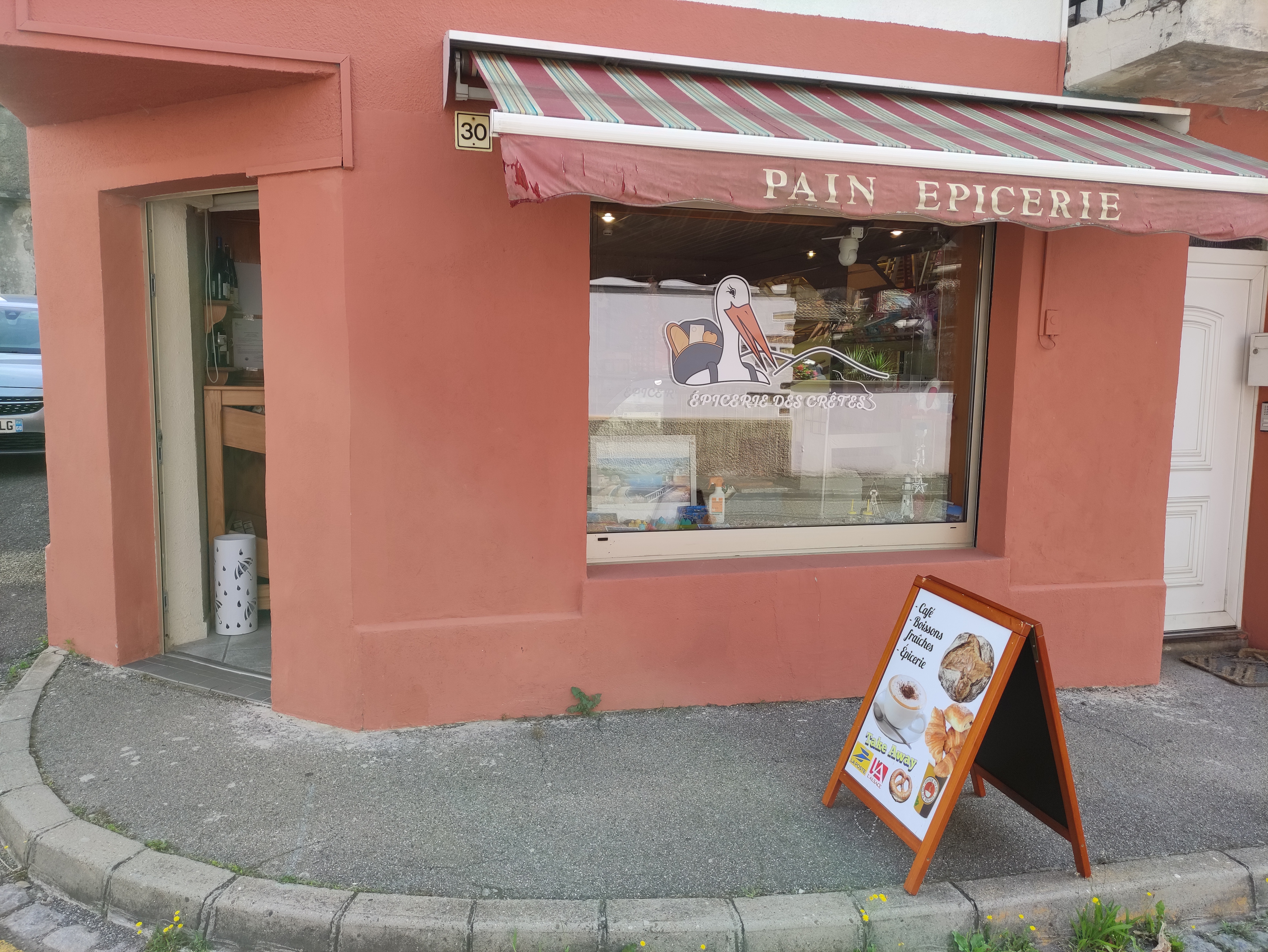 Dépôt de pain, petite épicerie, produits locaux, relais poste et colis situé dans un petit village, suite à un changement de situation,  nous cherchons un repreneur pour permettre la pérennité d'un lieu de partage et de proximité pour les personnes âgées entre autres.
Environ 60m2