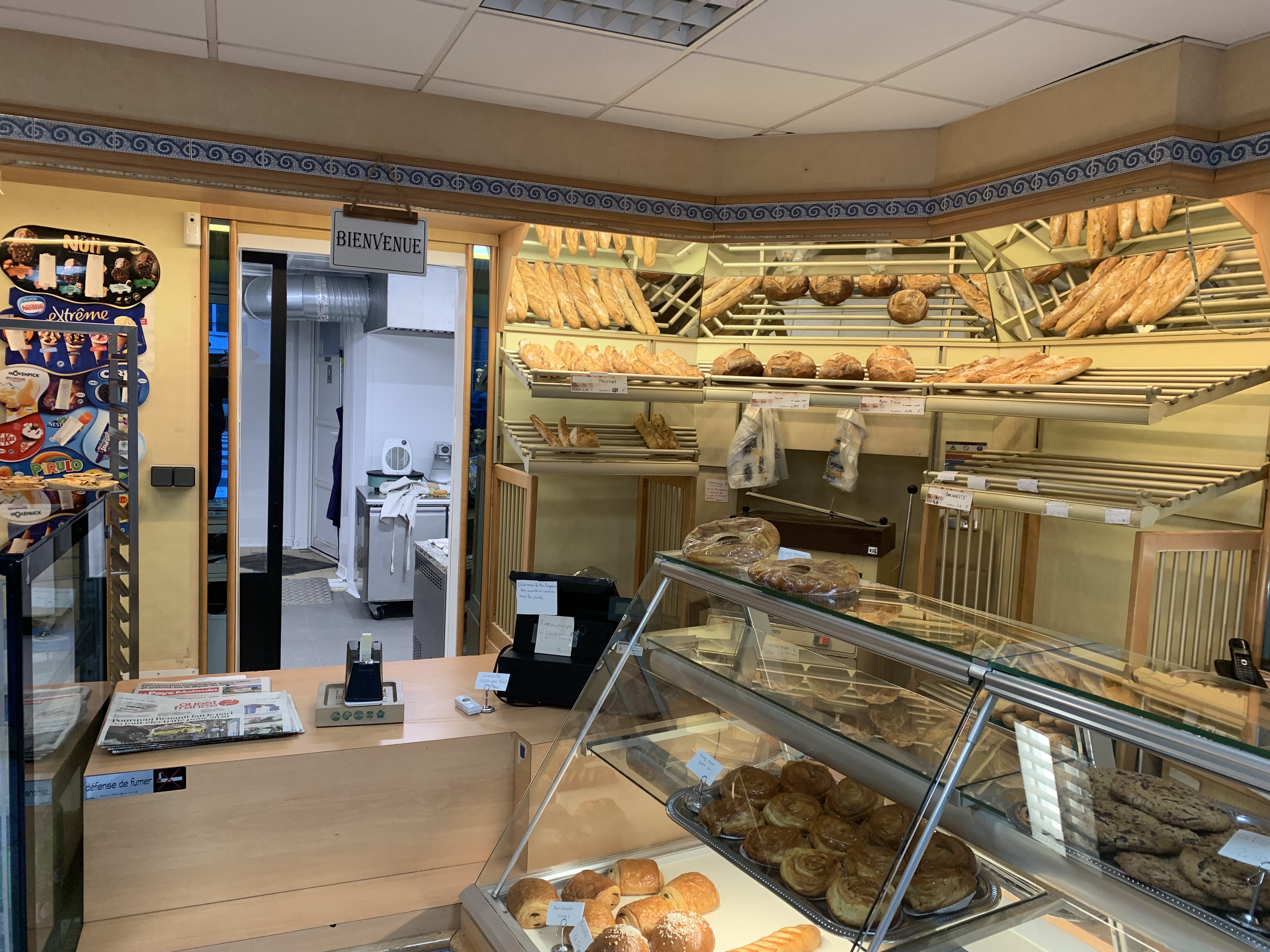 Bonjour à tous , 
Je vends ma boulangerie pâtisserie 
À saint Malo 
Le matériel est à 4 ans 
Très bon emplacement 50 mètre de la plage 
Produit régionaux et autres produits suivants votre régions 
Venez découvrir le commerce 
Écrivez moi 
M Durand