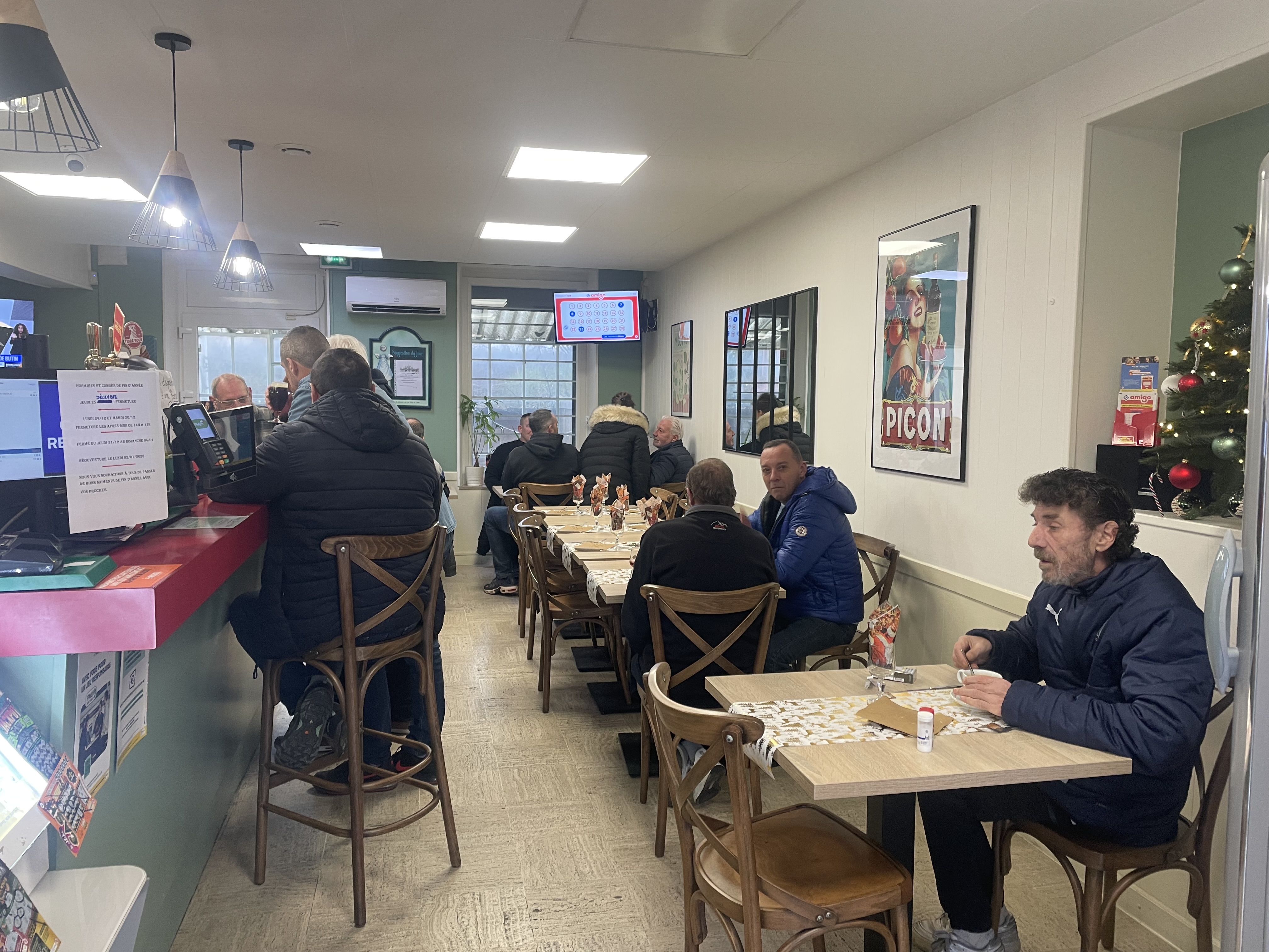 Tabac bar FDJ pmu possibilité restaurant cuisine équipée.Salle 20 places plus terrasse à l’arrière 16 places et véranda fumoir.
Établissement propre pas de travaux à prévoir.
Pas de contrat brasseur.
Horaires d’ouverture du lundi au vendredi 6h30/19h
Samedi dimanche 8h30/13h
Neuves maisons est une commune de 6500 habitants.
Fermeture 5 semaines par an.
Vente cause départ retraite.