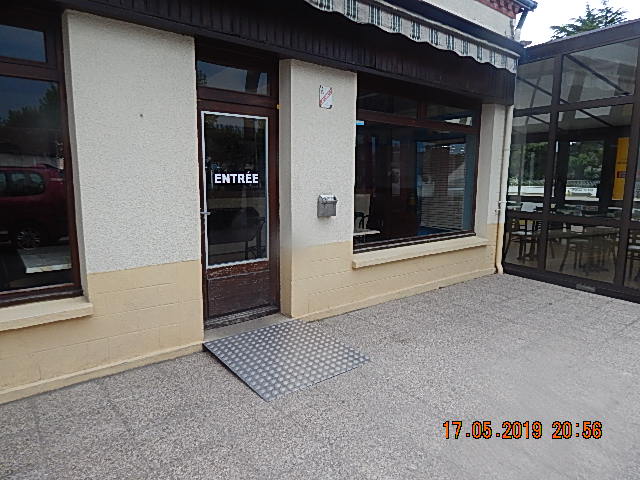 Vends fond de commerce Bar Restaurant , type restauration ouvrière, d'une capacité de 40 couverts à l'intèrieur et 20 couverts en terrasse.
Etablissement aux normes et en bon état. Ouvert du lundi au vendredi de 7h à 20 h. Fermeture le week-end. Idéal pour jeune couple souhaitant se lancer pour la première fois .