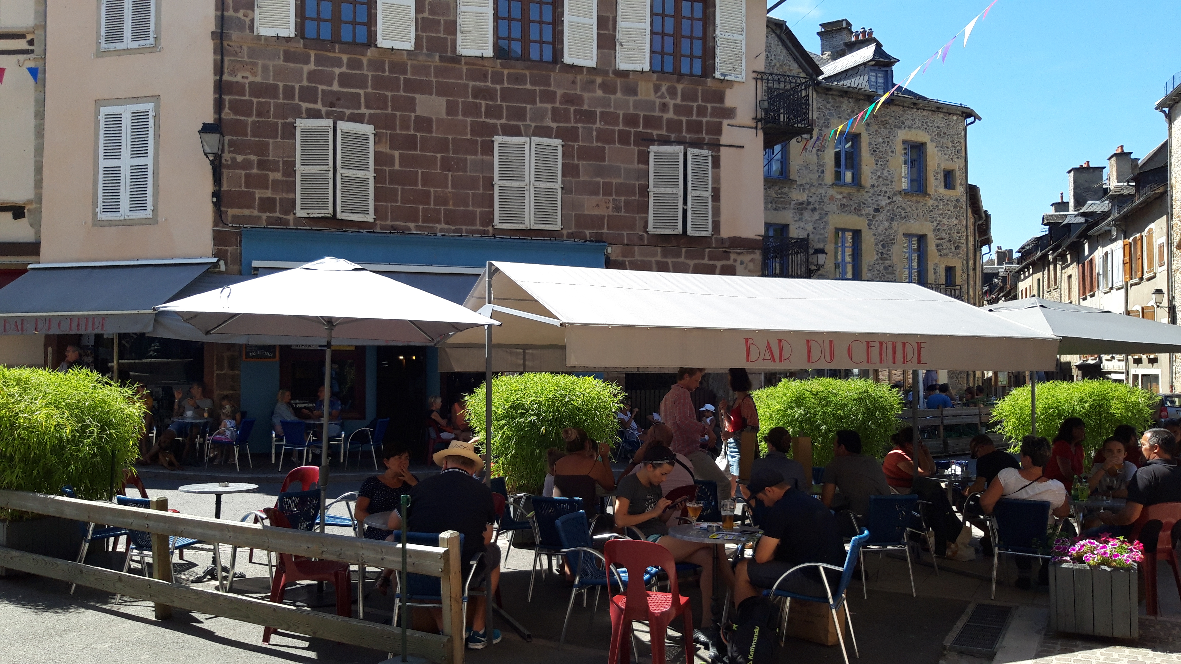 Vente cause évènement familial.

Idéalement situé aux pieds de l’Aubrac dans un village touristique qui triple sa population pendant l’été, ce débit de boisson est à la vente par sa propriétaire exploitante. La vente porte sur le FDC uniquement (possibilité de vente des murs comportant le local + logement).

Fort d’une clientèle d’habitués à l’année (siège de plusieurs clubs sportifs, lieu de rencontre des locaux,…), ce bistrot au charme du pub séduira le professionnel qui souhaite exploiter un établissement ayant de belles marges de développement (actuellement ouvert 6J/7 6h30-20h ; pas de diffusion sportive, pas d’animations). Aucun engagement brasseur, cafetier. Les nombreuses animations proposées durant la saison estivale sur cette commune dynamique (compétitions sportives, gros concert de l’été (KYO en 2025), fête de l’estive,…) représentent un levier de développement certain pour cette affaire. Aucun salarié à reprendre.

L’affaire, en l’état, dégage déjà une belle rentabilité récurrente pour 2 ETP.

Le matériel est complet et fonctionnel. Avec 57 places assises intérieures + 10 places en terrasses toutes saisons + 68 places en terrasse estivale (avec autorisation de la Mairie), cet établissement ouvre la porte à une exploitation à l’année avec une belle rentabilité récurrente pour le candidat qui souhaite s’investir. Une possibilité de snacking est également existante grâce à une petite cuisine déjà équipée en arrière-boutique.

Loyer des murs 1500€ mensuels (incluant le logement de fonction à l’étage), non assujetti, caution 3 mois de loyers. Frais de bail à la charge du preneur. Professionnel expérimenté exclusivement, démarrage au plus tôt.
 Prix : 
Vente du FDC 50.000€
Vente des murs optionnelle : 175.000€ (commerce 55.000€, logement 120.000€).
Premier contact par mail.