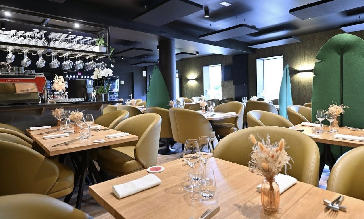 📍 Place Émile Loubet, 89100 Saint-Martin-du-Tertre (à 3 min de Sens)
Je vends mon établissement acquis en 2017, parfaitement entretenu et prêt à travailler immédiatement.
La salle a été entièrement rénovée en 2023. Tout le matériel est de grande qualité et en excellent état.
Atouts du lieu :
• Cave voûtée attenante au restaurant
• Belle arrière-cuisine avec potager et accès portail (possibilité de rentrer un véhicule)
• Bureau / vestiaire / toilettes pour l’équipe
• Terrasse extérieure (20 à 25 couverts)
Équipements haut de gamme :
• Cuisine professionnelle complète : VCC, 2 fours Rational récents, Paco jet, machine sous-vide, induction, fourneau gaz, cellule de surgélation, camion frigorifique
• Café & boissons : machine La Marzocco, service vin au verre (8 vins) Eurocave
• Plonge : lave verres Hobart, lave-vaisselle Hobart
• Froid : 3 armoires positives + armoire congélation + 3 plans de travail réfrigérés
• Vaisselle récente : verres Zalto et Chef & Sommelier
Distinctions :
• Bib Gourmand Michelin
• 2 toques au Gault & Millau
• Prix “Best of the Best” TripAdvisor – 1er restaurant de l’Yonne
Autres avantages :
• Gros chiffre d’affaires
• Possibilité d’acheter également les murs avec un appartement au-dessus
• Local appartenant à la mairie, avec un loyer bas actuellement
• Proximité immédiate de 2 sorties d’autoroute nord sens A5 sud ouest sens A6 55 mn de paris .
Je peux accompagner l’acquéreur au lancement si besoin.
C’était mon premier établissement, j’y ai mis tout mon cœur, et il est prêt à accueillir une nouvelle histoire.
👉 Pour plus d’informations, me contacter directement