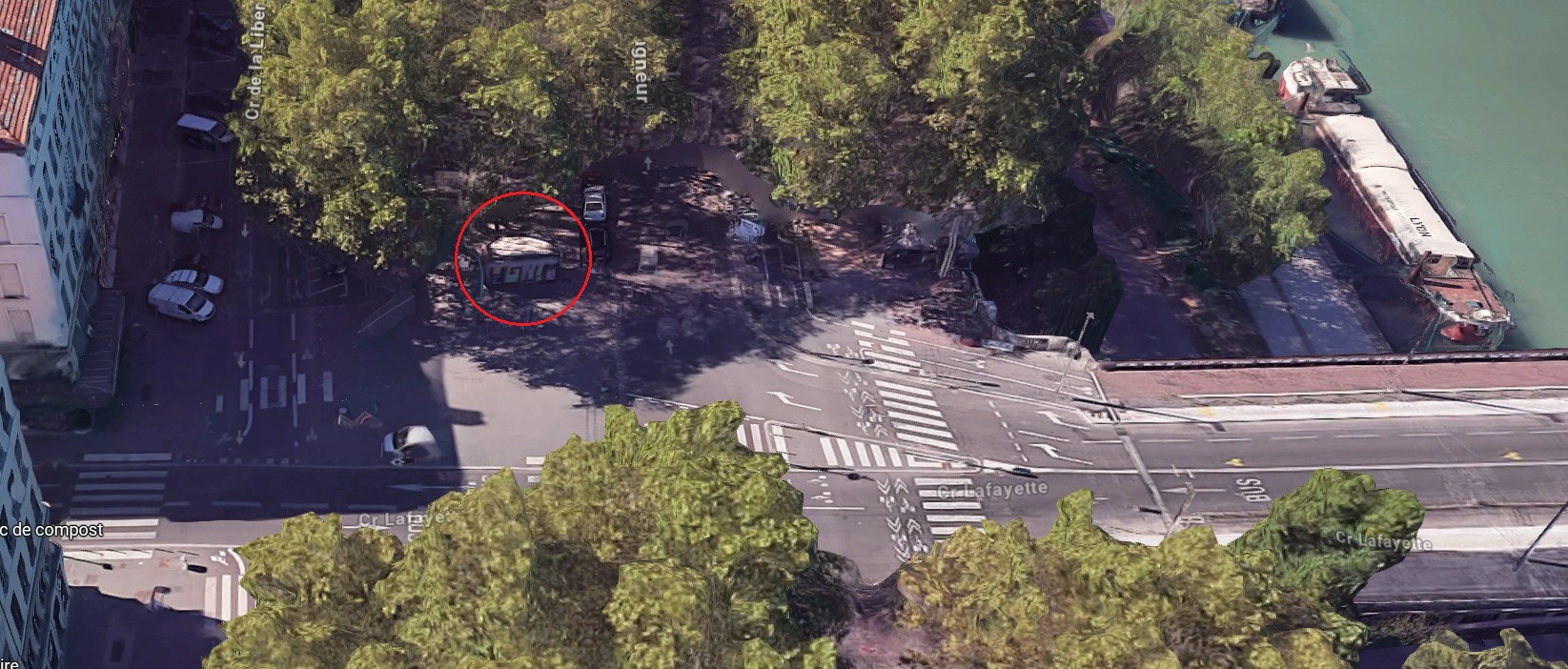 Sur un très bel emplacement à l'angle du cours de la Liberté et du cours Lafayette, sur la place Jussieu (voir photos en pièces jointes), nous vous proposons d'être un acteur local en devenant kiosquier « presse – loto – multiservices ».

En tant que gérant indépendant enregistré au Registre du Commerce (non salarié, SAS, SASU, SARL, EURL, EI, micro-entreprise…), vous animerez ce kiosque.

Idéal pour un complément de revenu, les retraités sont les bienvenus.

Vous disposerez de ce kiosque de 12m² sans droit d’entrée, sans investissement dans un pas de porte ou fonds de commerce avec de faibles charges :

Loyer 200€ HT mensuel, dépôt de garantie 720€
Electricité
Assurance
Routeur ou box 4G
Caisse informatisée spécifique à la presse(Strator, Bimedia, JDC…): entre 80 et 100€/mois
Un fond de roulement/trésorerie d'au moins 5000€ est conseillé pour votre fonctionnement
Contrat de 2 ans renouvelable jusqu'en  juin 2030 (sera renouvelé après le renouvellement d'une convention kiosque après cette date)

Un agrément de diffuseur de presse en effectuant une formation obligatoire vous sera délivré. Le dépôt de presse OYE DISTRIBUTION à CHAPONOST vous indiquera les conditions et le métier, et il vous livrera quotidiennement les journaux.

Un autre dossier sera à présenter pour les jeux (PMU/ “la Française des Jeux/FDJ”). Prévoyez 2 à 3 mois  avant une ouverture(avec les jeux).

Les activités exercées sont principalement, la presse :

Presse nationale(23%) et régionale(14%)
Les jeux de la Française des jeux (FDJ): jeux de grattage, tirage (5%)
Les souvenirs, les cartes postales, librairie, petits relais colis, bimbeloterie…
Les boissons, les glaces emballées, les confiseries…

Nous pourrons étudier ensemble  d'autres services pour le kiosque (artisanales ou autres).

Vos revenus proviendront des commissions

Les horaires sont en général de 7h/7h30 –18h/19h
(Dimanche si vous le souhaitez)

Je reste à votre écoute pour vous apporter plus de détails.